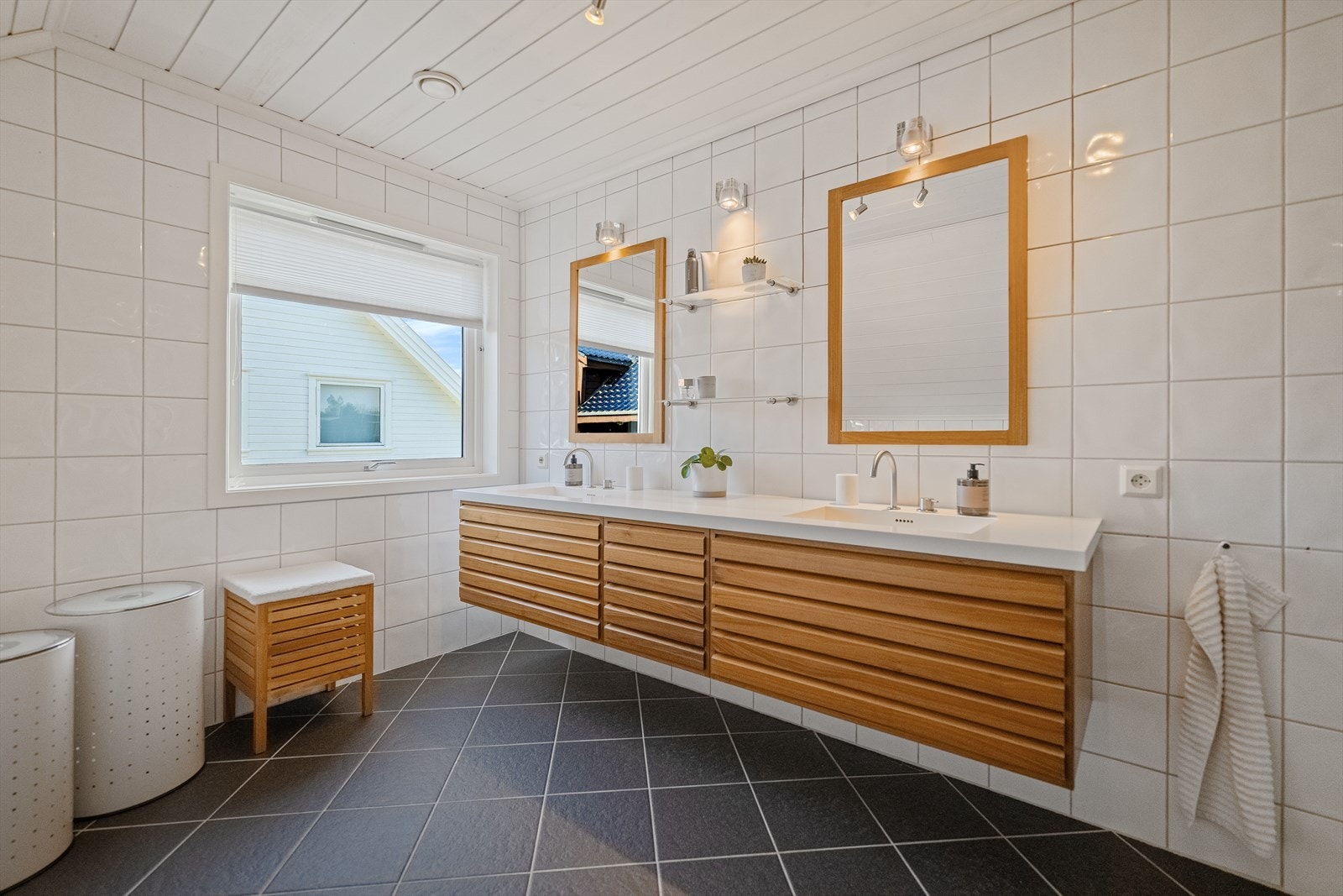 Bad i andre etasje med Unoform innredning og dobbel vask. Galleribilde