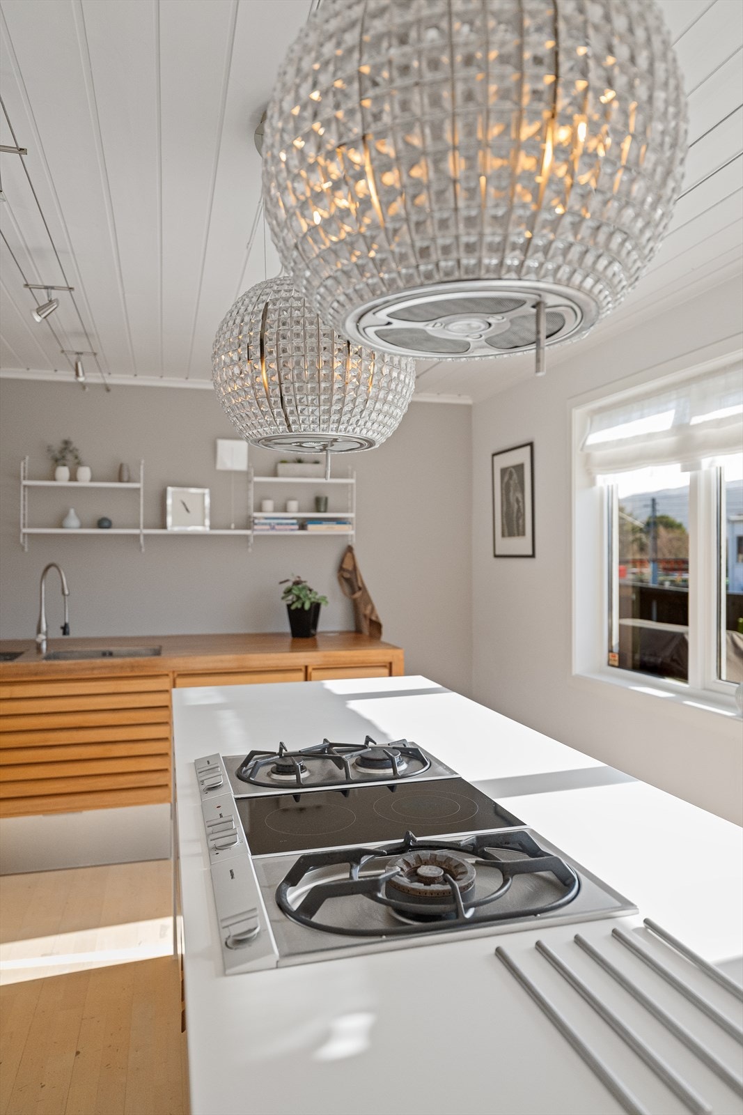 Koketopp med flere soner. Både gass og el. Lampene er også kjøkkenvifter. Galleribilde