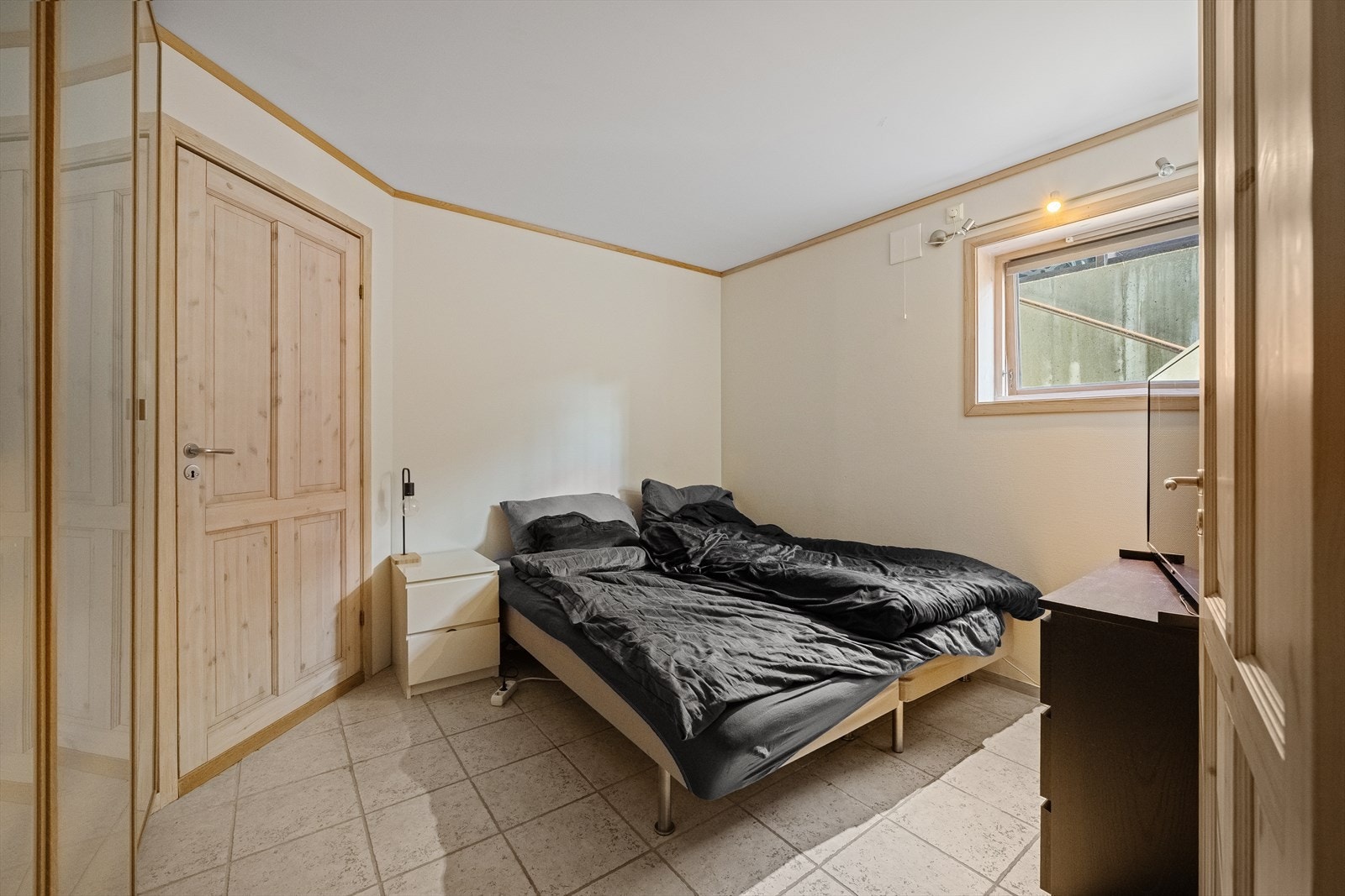 Rom i kjeller brukt som soverom (godkjent som bod) Galleribilde