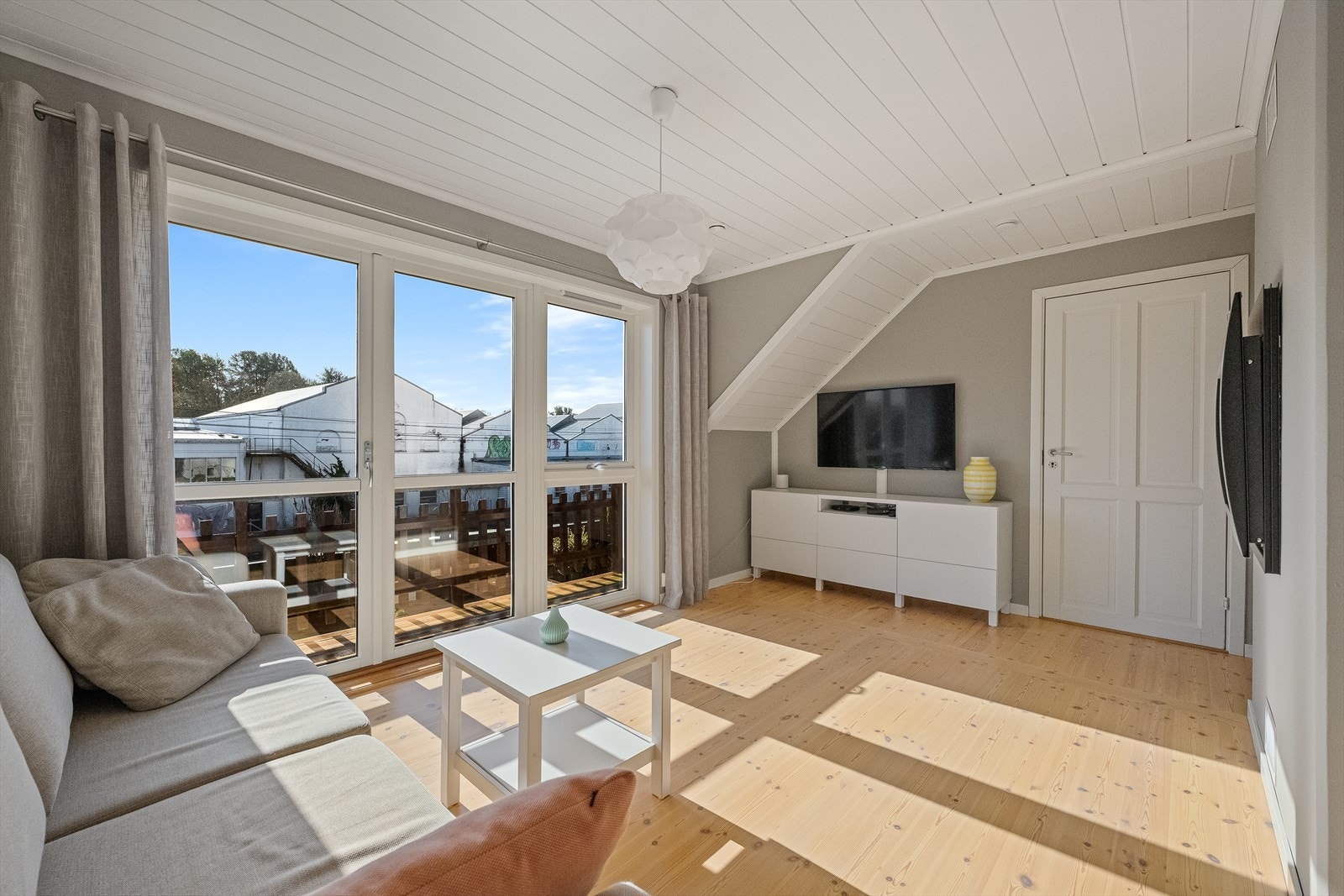 Tvstue i andre etasje med utgang til balkong Galleribilde