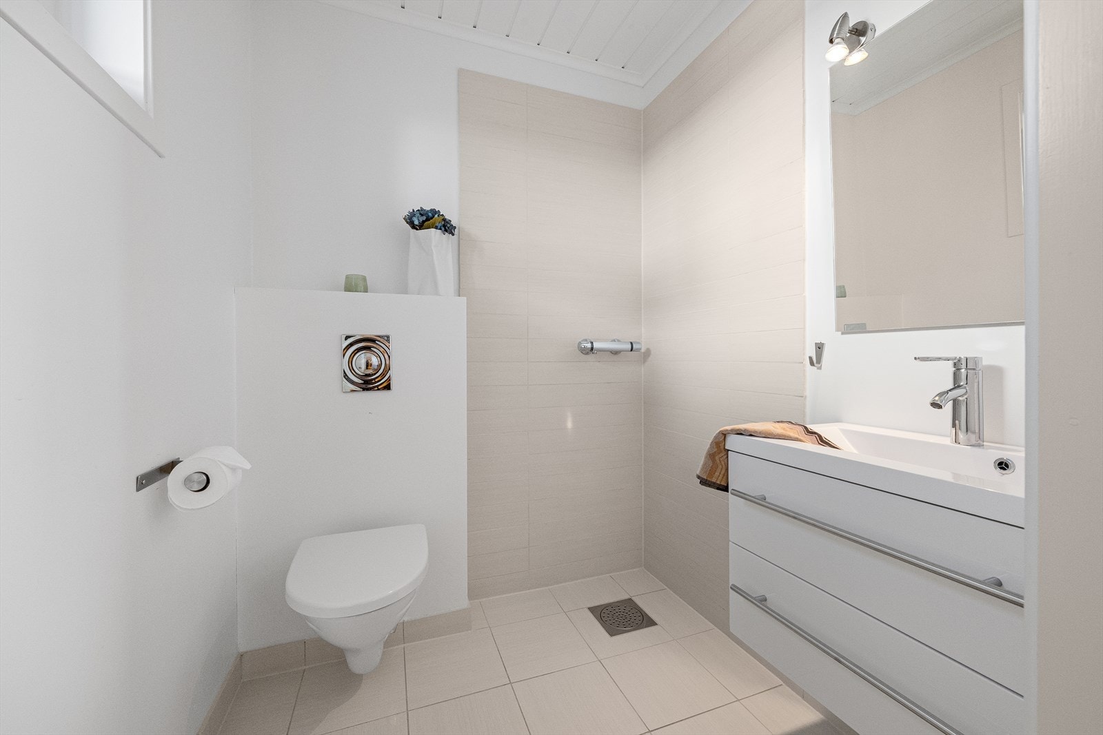 Bad i første etasje med mulighet for dusj. Brukt som gjestetoalett Galleribilde