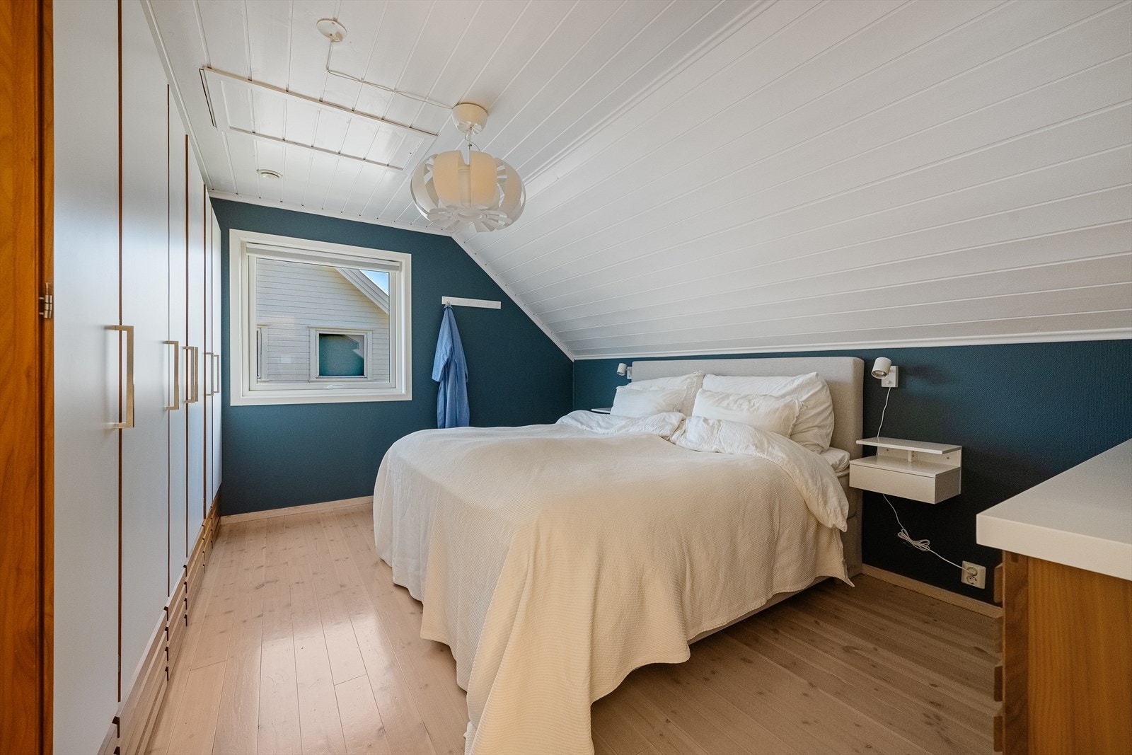 Hovedsoverom med stor garderobe Galleribilde