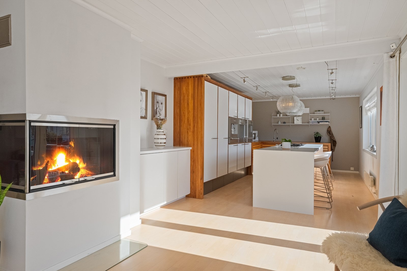 Flott ildsted med vindu på to sider. Bryter opp rommet og er et flott skue. Galleribilde