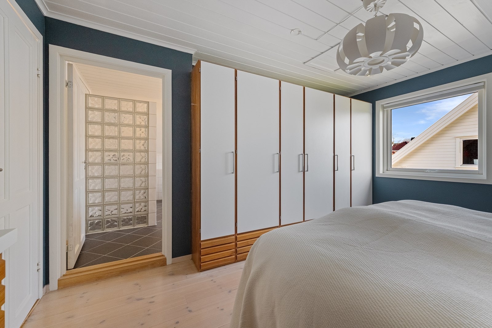 Garderoben er også Unoform. Direkte inngang til badet Galleribilde