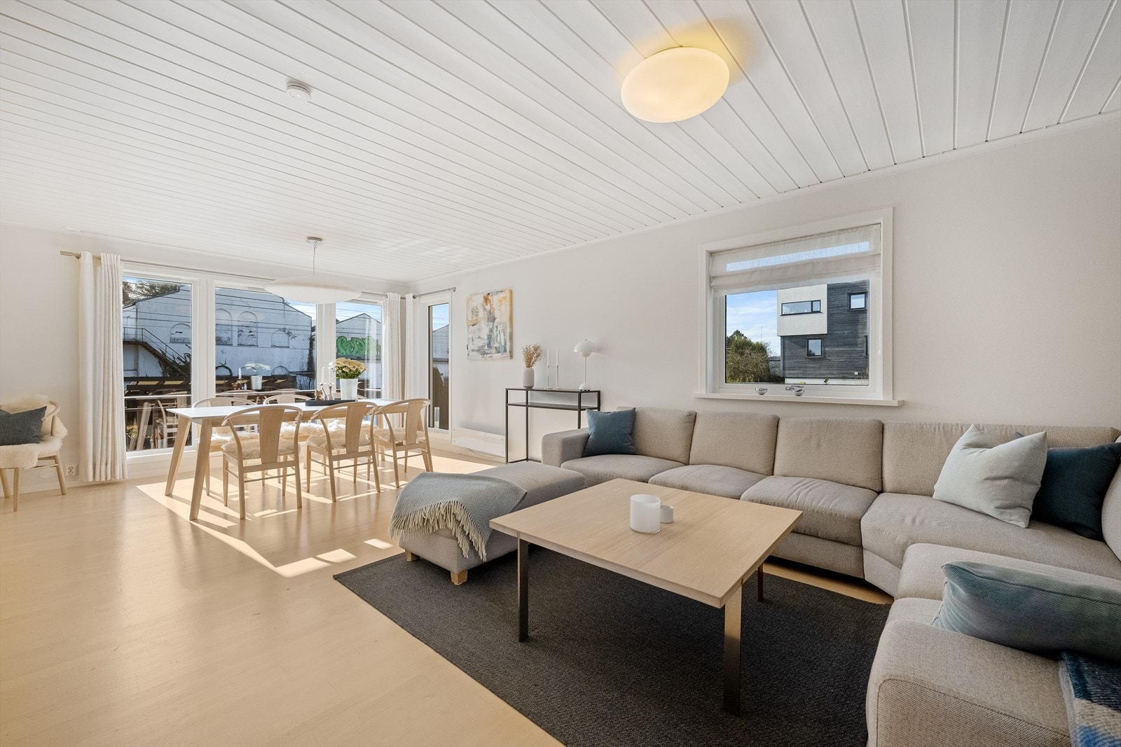 Stue med god plass til stor sittegruppe og spisebord Galleribilde