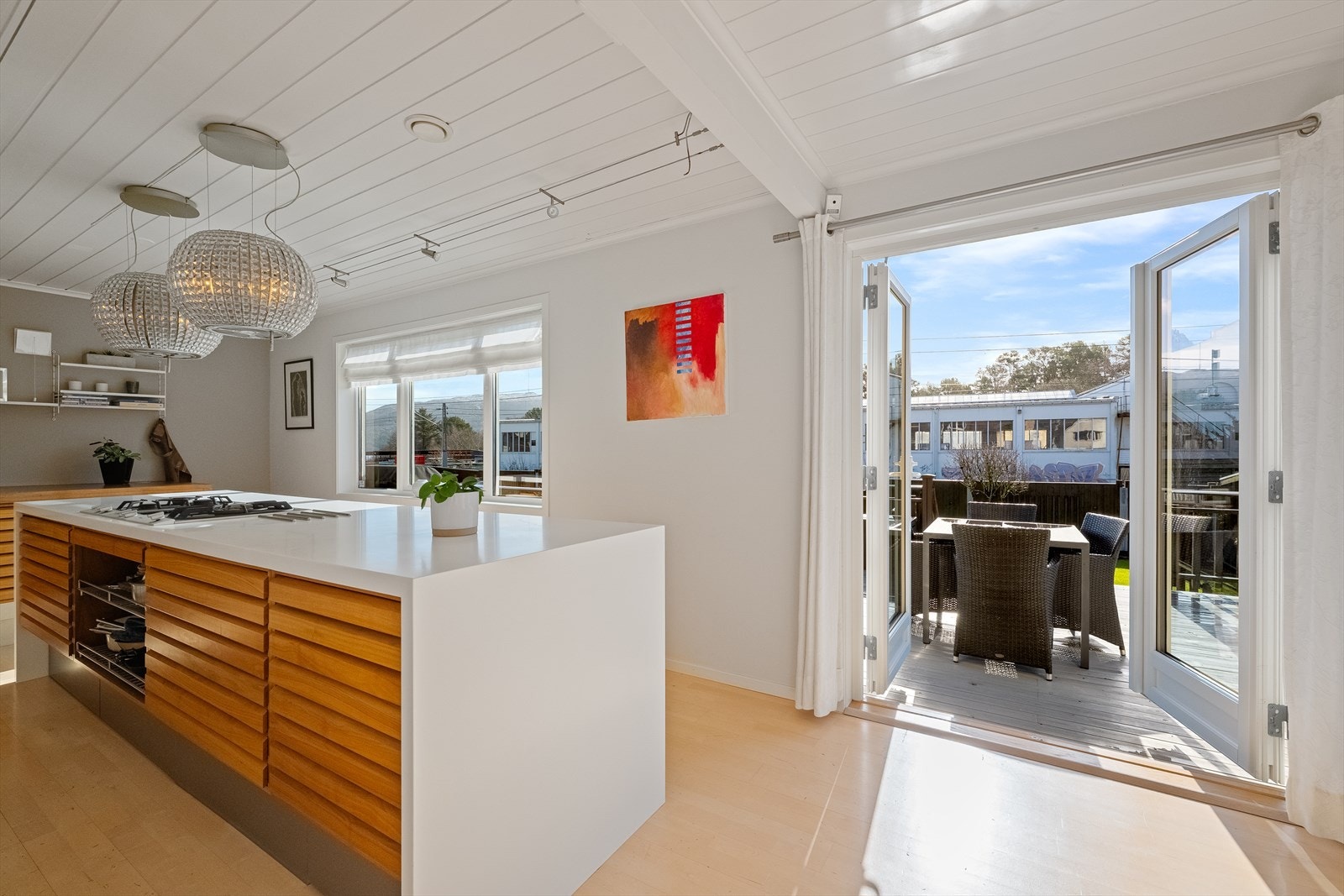 Dobbeldør med utgnag til balkong/terrasse. Åpner opp kjøkken på sommeren Galleribilde