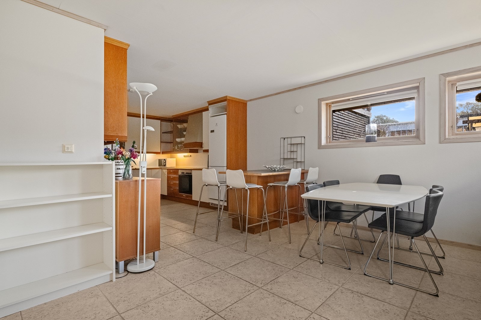 Kjellerstue med kjøkken. Utleid som hybel Galleribilde