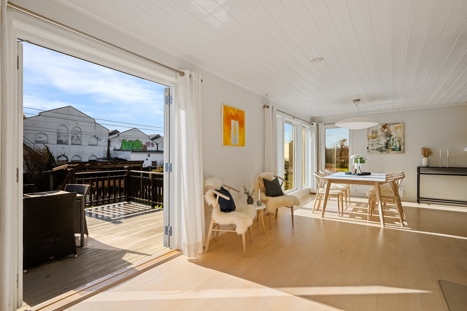 Enkel adkomst fra kjøkken til hage. Enkelhet i hverdagen. Galleribilde