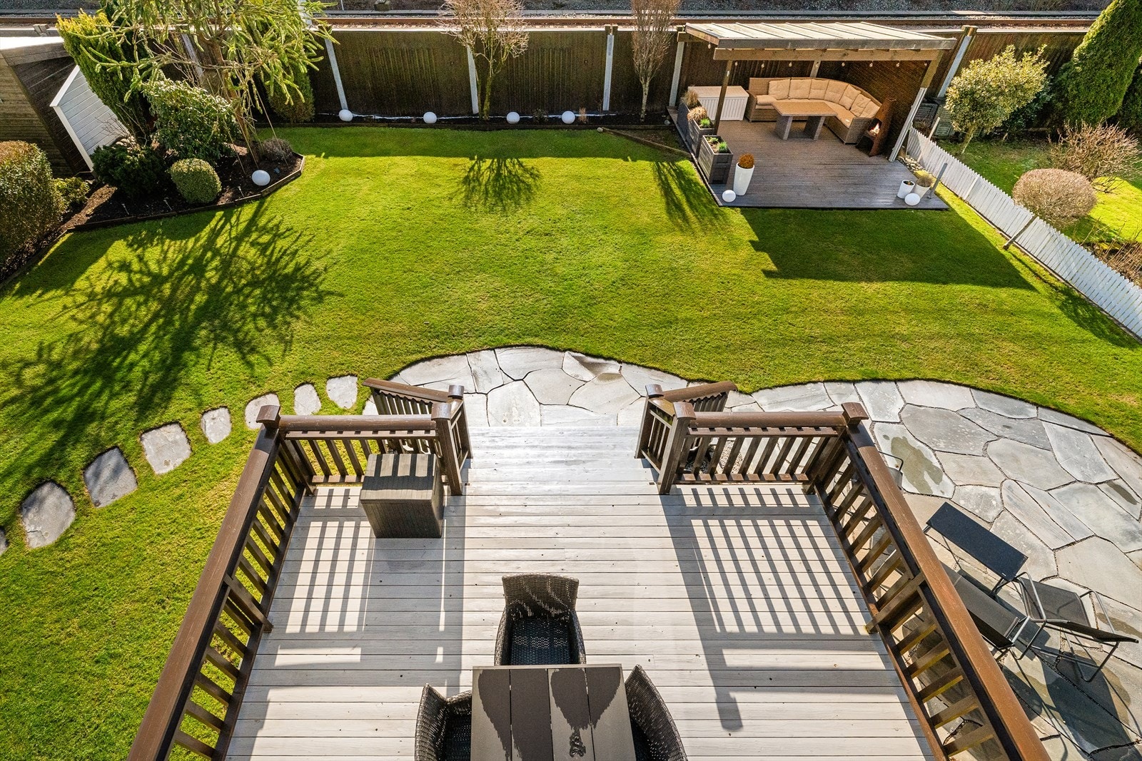 Lekker hage med flotte detaljer, skiferplatting, hagestue og strøken plen. Galleribilde