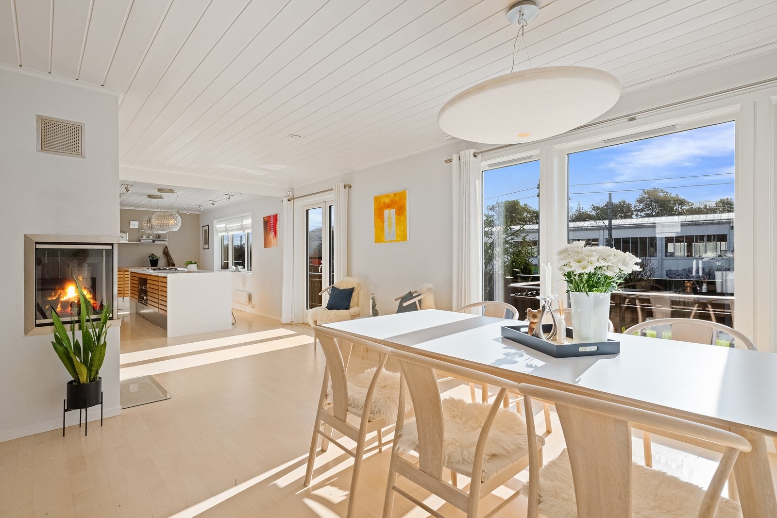 Lys og fin etasje med direkte utgang til hage Galleribilde