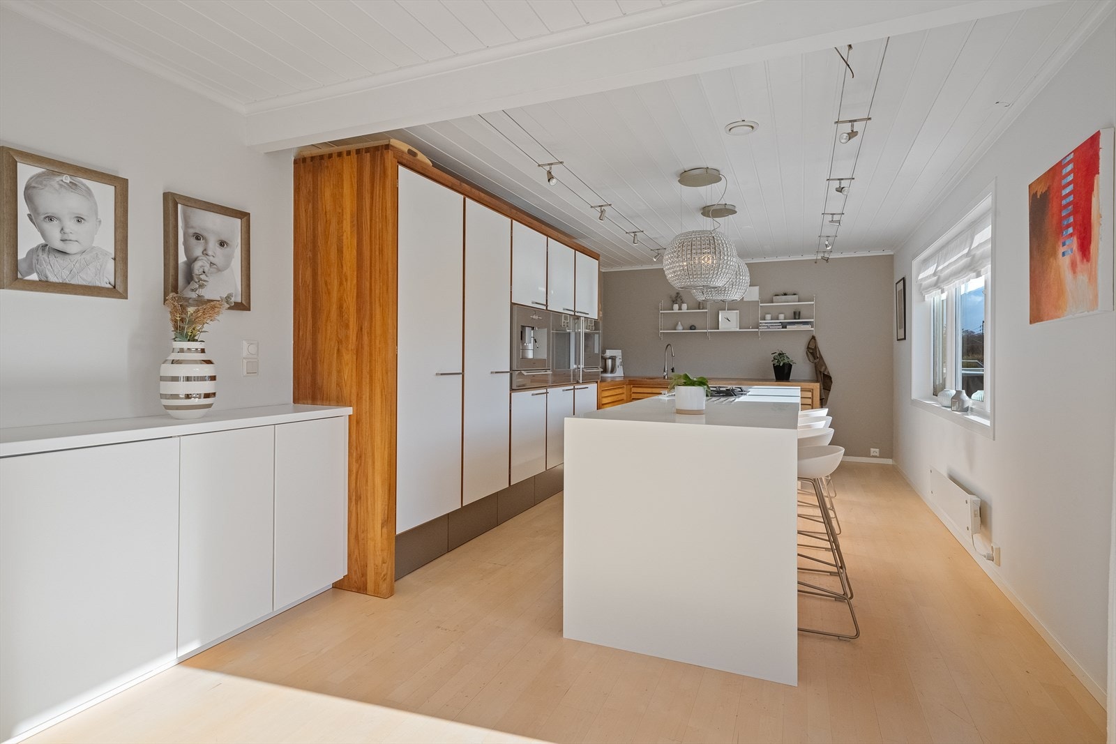 Godt løst med høyskap med integrerte hvitevarer. Alt fra Gaggenau. Kjøkkenøy med god plass Galleribilde