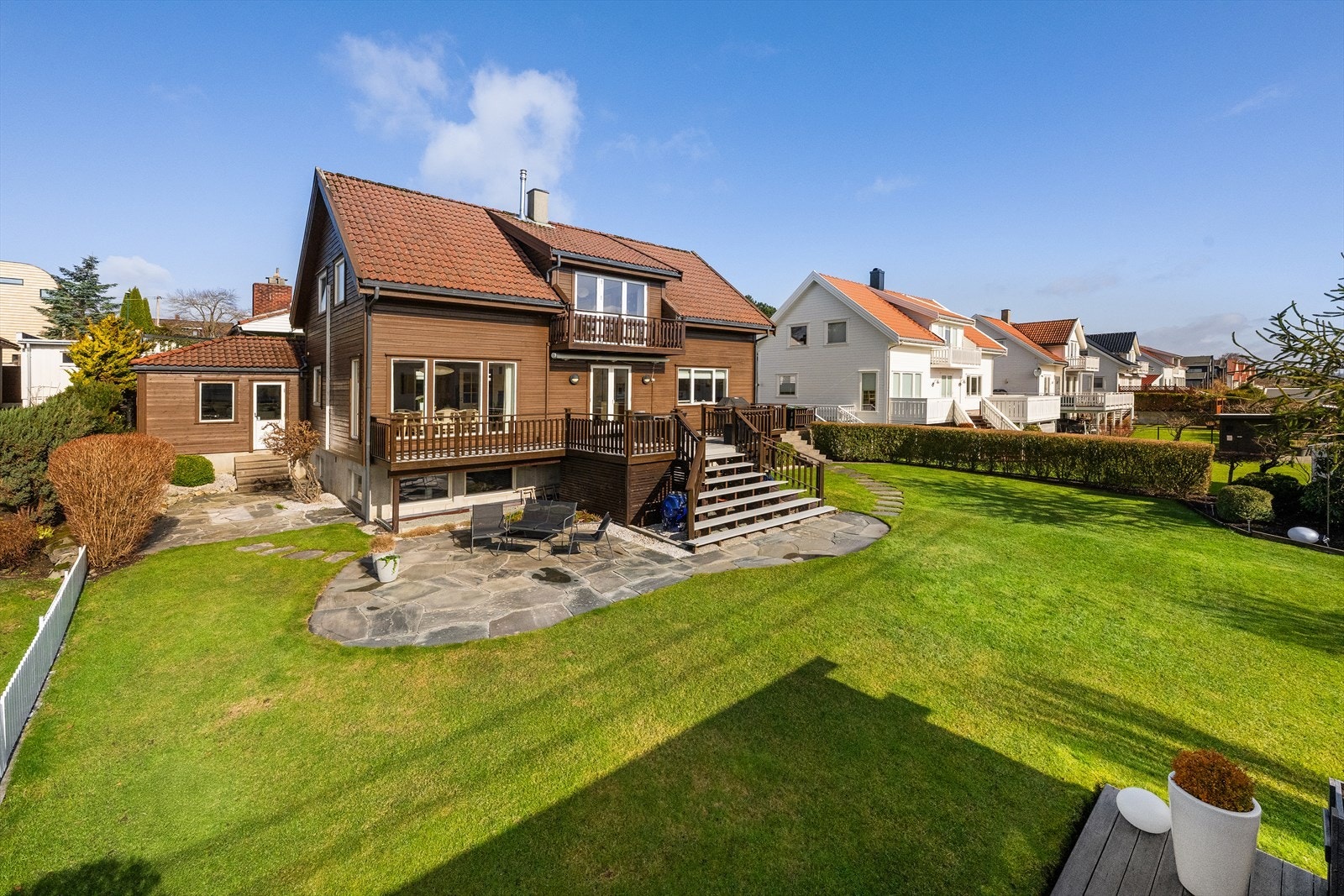 Et flott og klassisk hus med gode løsninger/standard, hybel og en nydelig hage Galleribilde