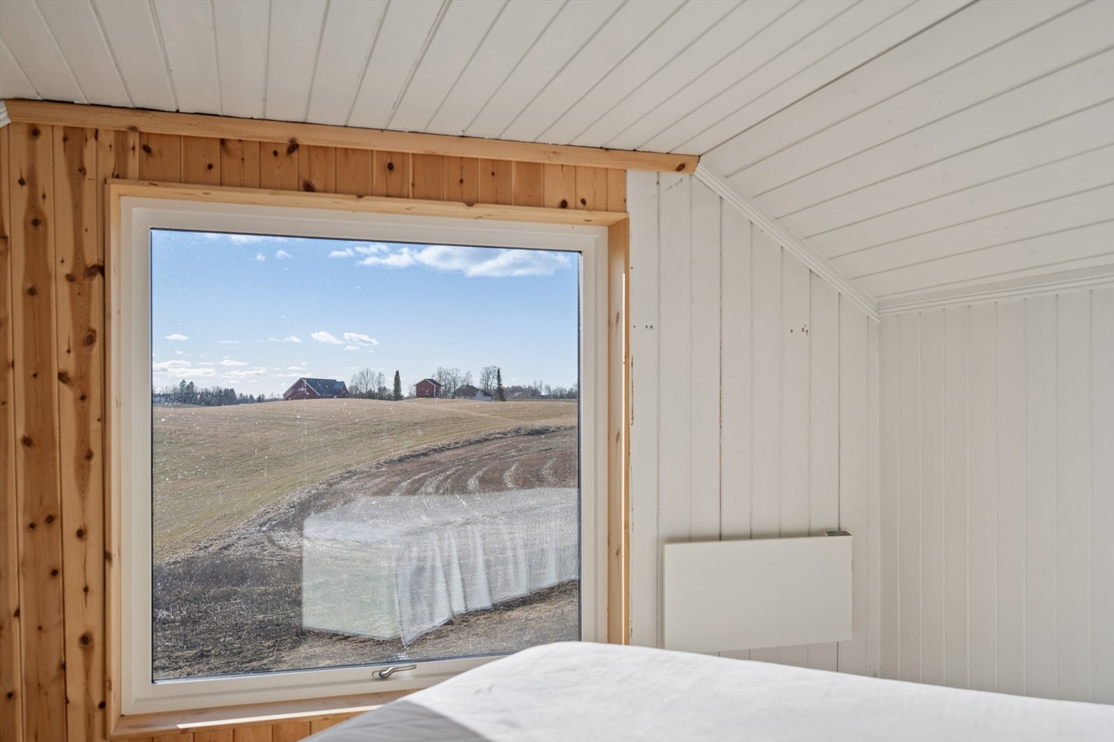 Landlig og idyllisk utsyn fra soverommet. Galleribilde