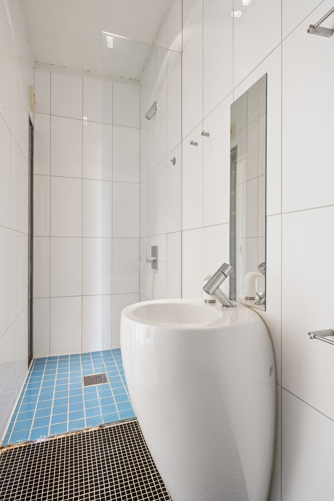 Badet er fra 2015 og har keramiske fliser på vegger og flislagt gulv med varmekabler. Galleribilde