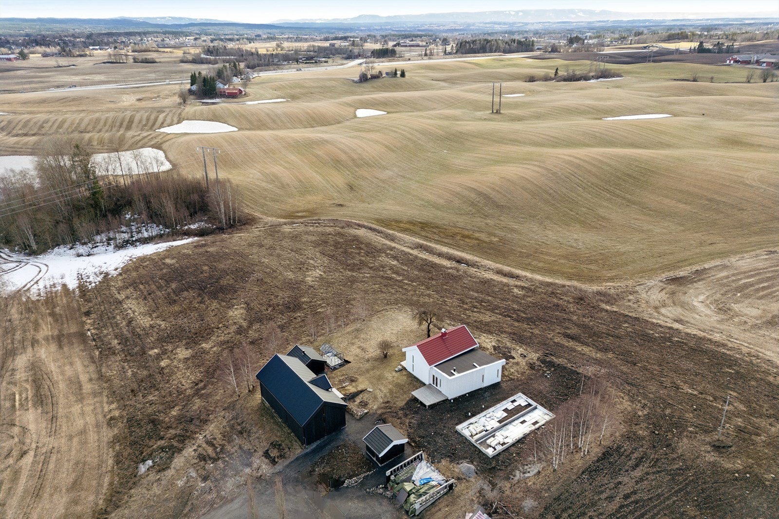 Eiendommen består av en eiet tomt på ca. 15,1 daa. Av dette utgjør ca. 11,5 daa dyrket mark, ca. 0,6 daa annet markslag og ca. 3 daa gårdstun. Galleribilde