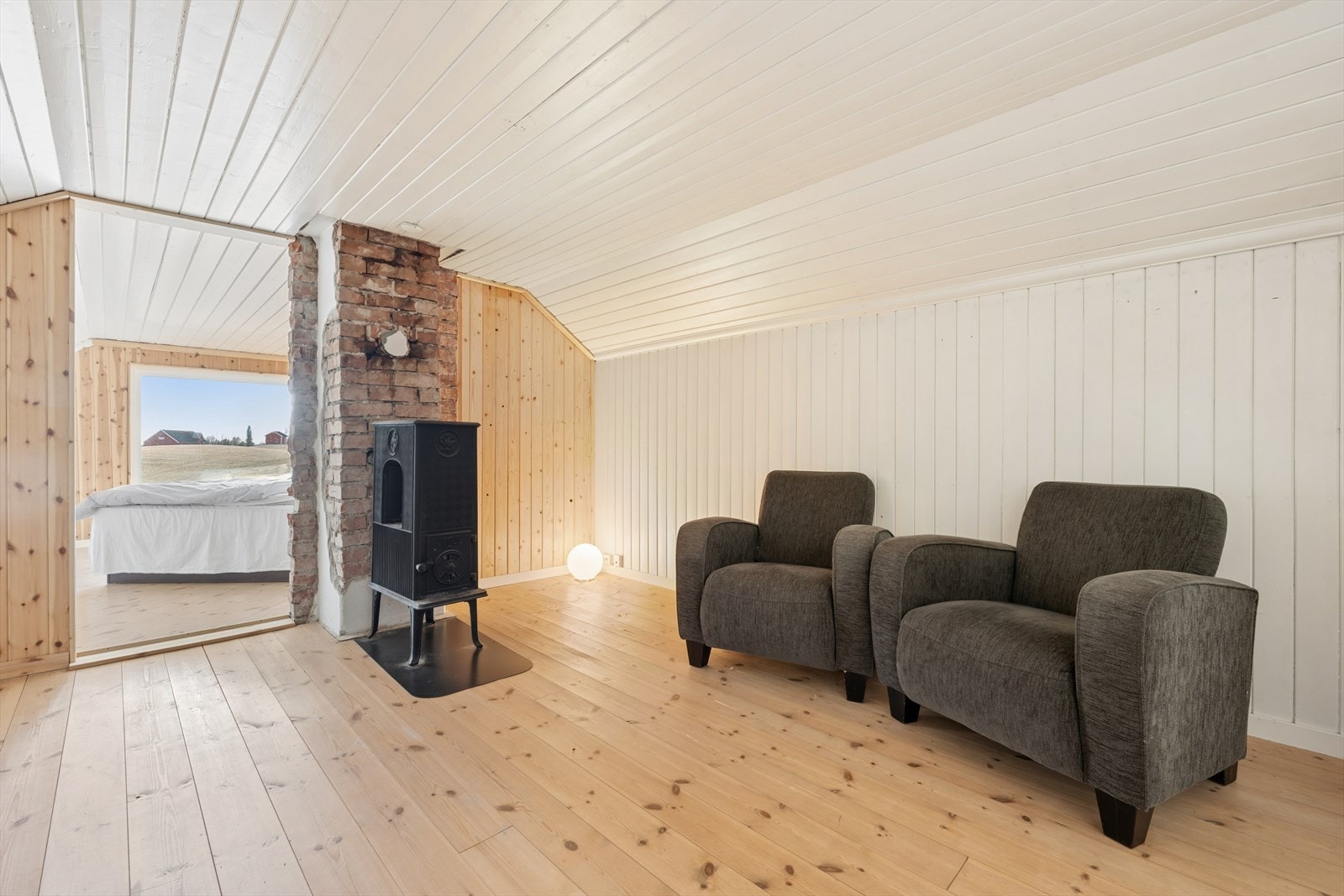 Loftstue med gode møbleringsmuligheter og er et fleksibelt oppholdsrom i boligens øverste etasje. Galleribilde