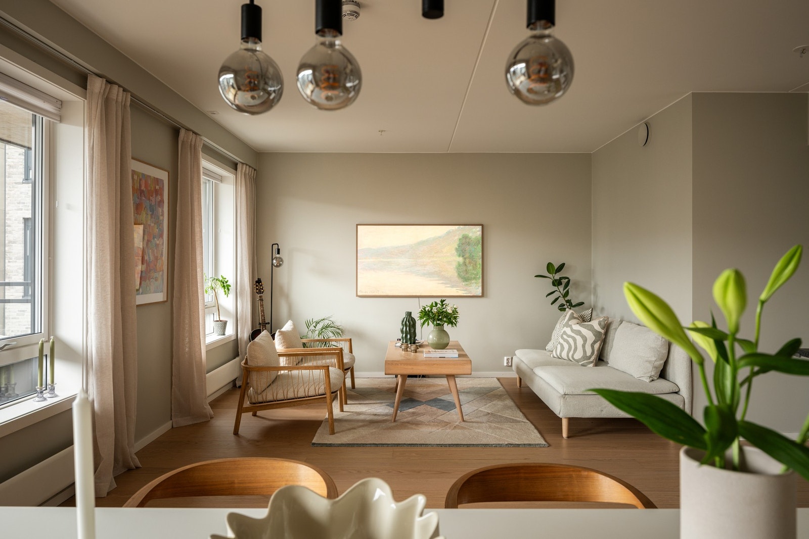 Stuen er malt i moderne og fine fargetoner. Galleribilde