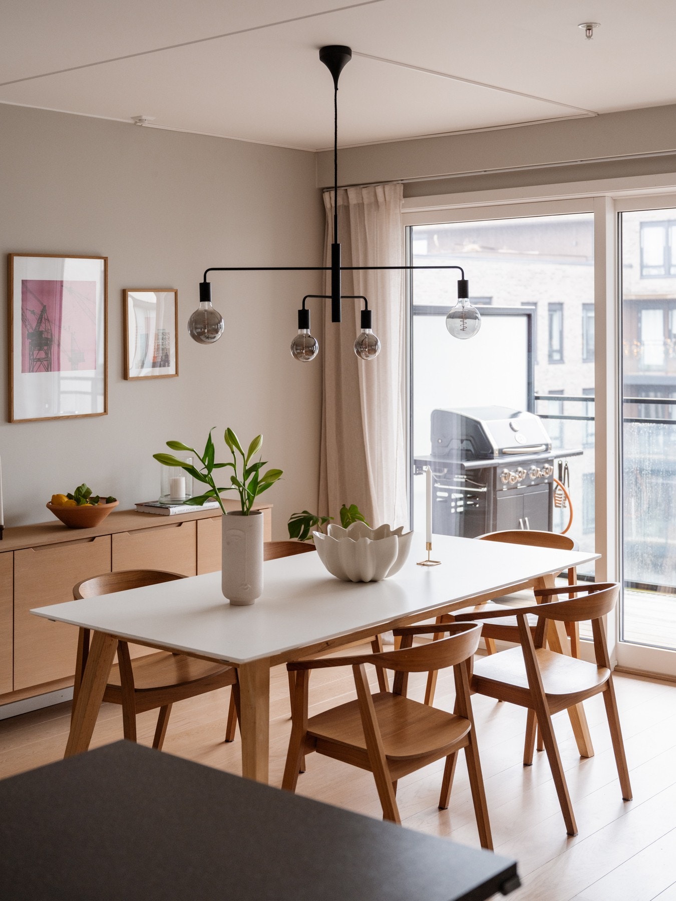 Det er god plass til spisebord i i tilknytning til kjøkkenet. Galleribilde