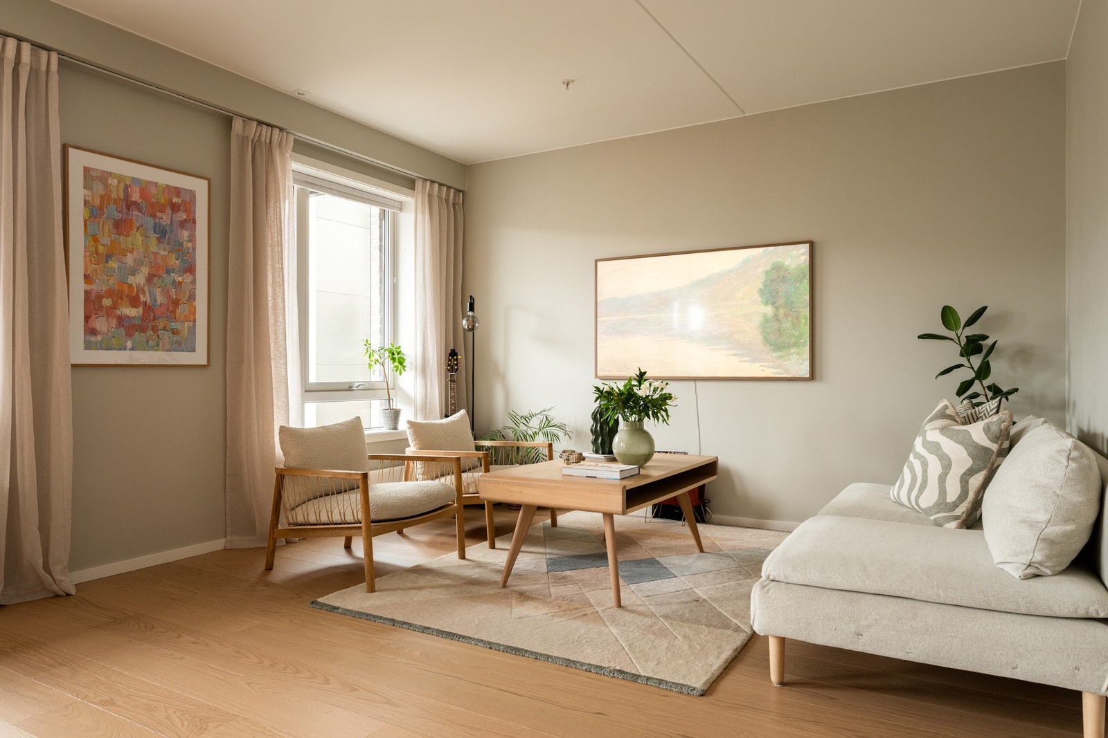 God plass til sofa med tilhørende møblement. Galleribilde