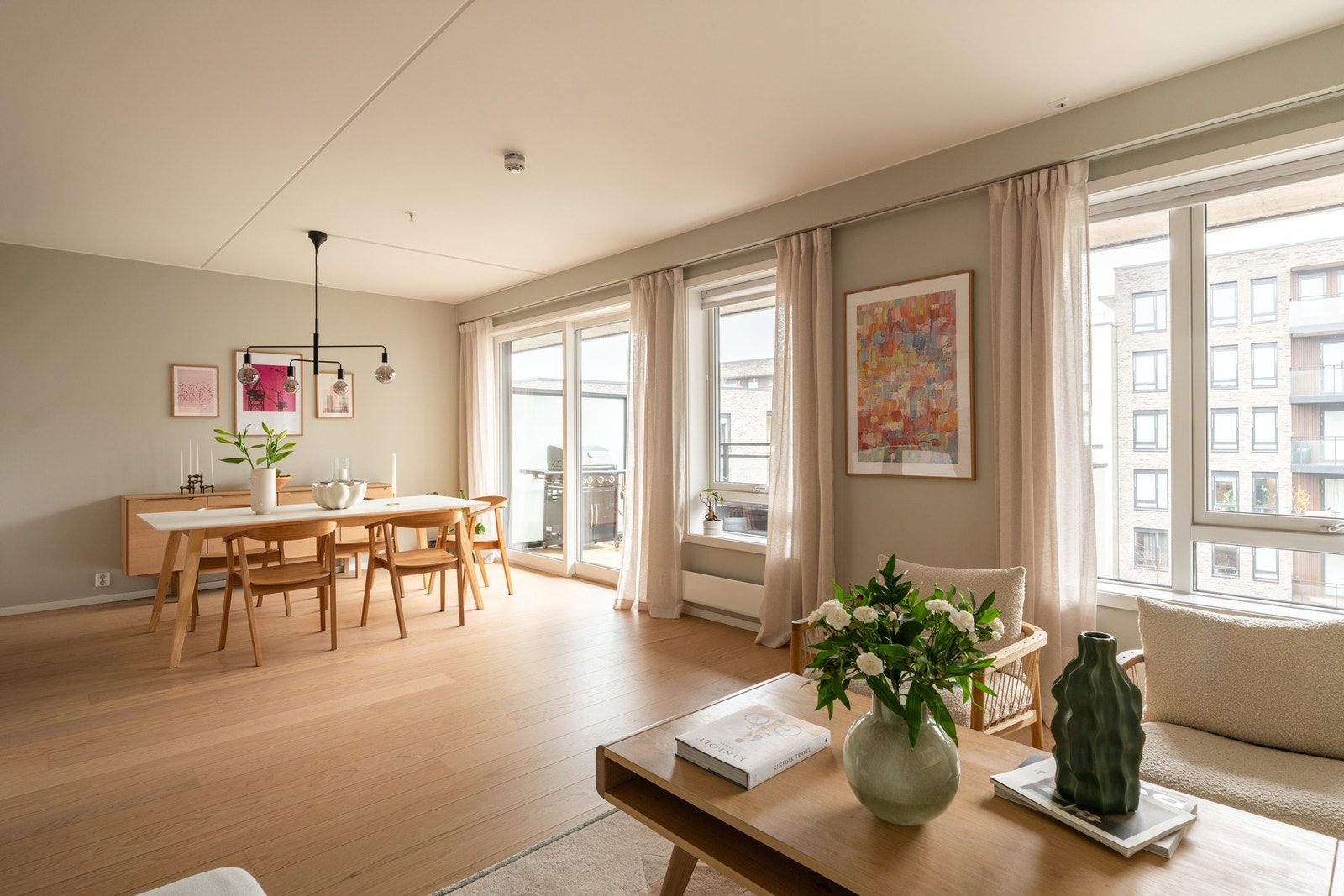 En åpen stue- og kjøkkenløsning gir en moderne og romslig følelse i hjemmet. Galleribilde