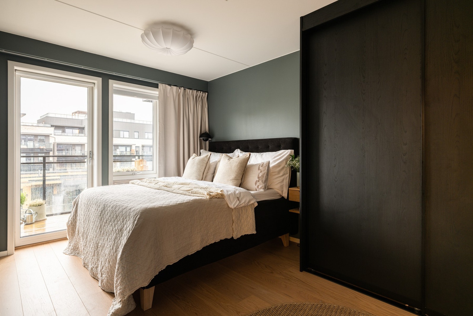 Rålekkert og romslig hovedsoverom med god plass til dobbeltseng, nattbord og stor garderobeløsning. Galleribilde