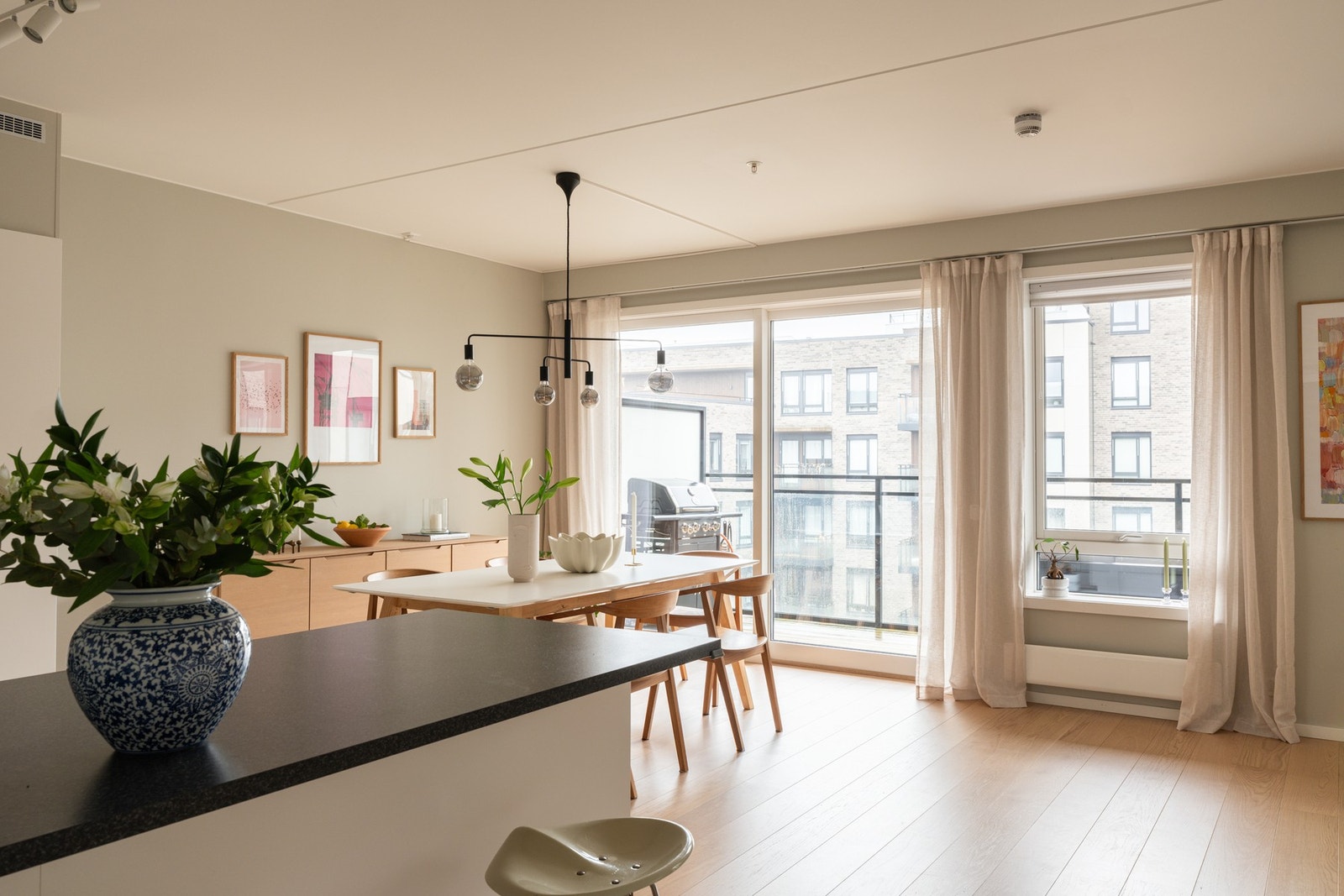 Store vinduer som slipper inn rikelig med naturlig lys. Fra stuen er det utgang til en solrik balkong. Galleribilde