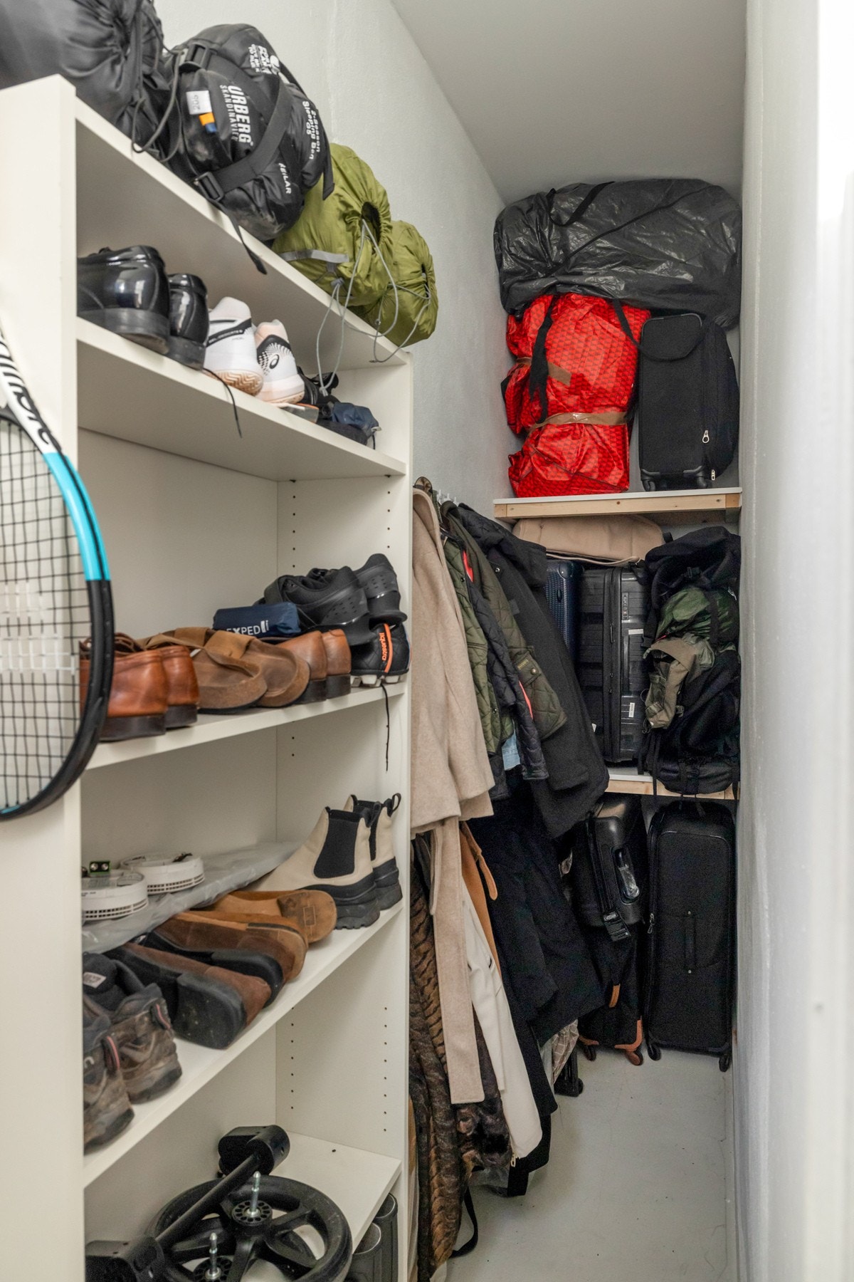 En av tre boder er plassert i trappeoppgang med direkte adgang fra leiligheten. Her er det god plass til kofferter, klær og sportsutstyr. Boden ble utvidet og pusset opp i 2025. I tillegg disponerer leiligheten to større boder i oppvarmet kjeller. Galleribilde