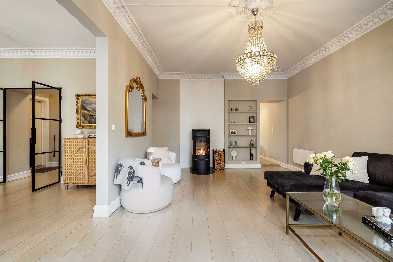 Stuen har en åpen løsning mot spisestuen, som gir en naturlig romflyt og gode sosiale soner. Galleribilde