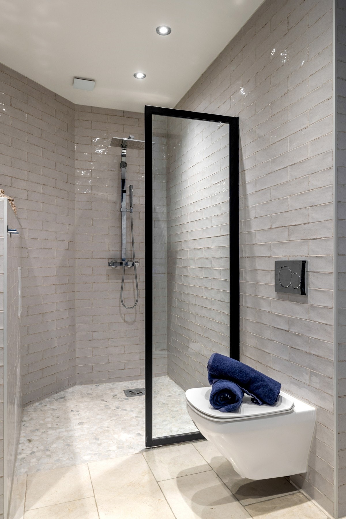 Det er varmekabler i gulvet som gir en jevn og behagelig temperatur. Galleribilde