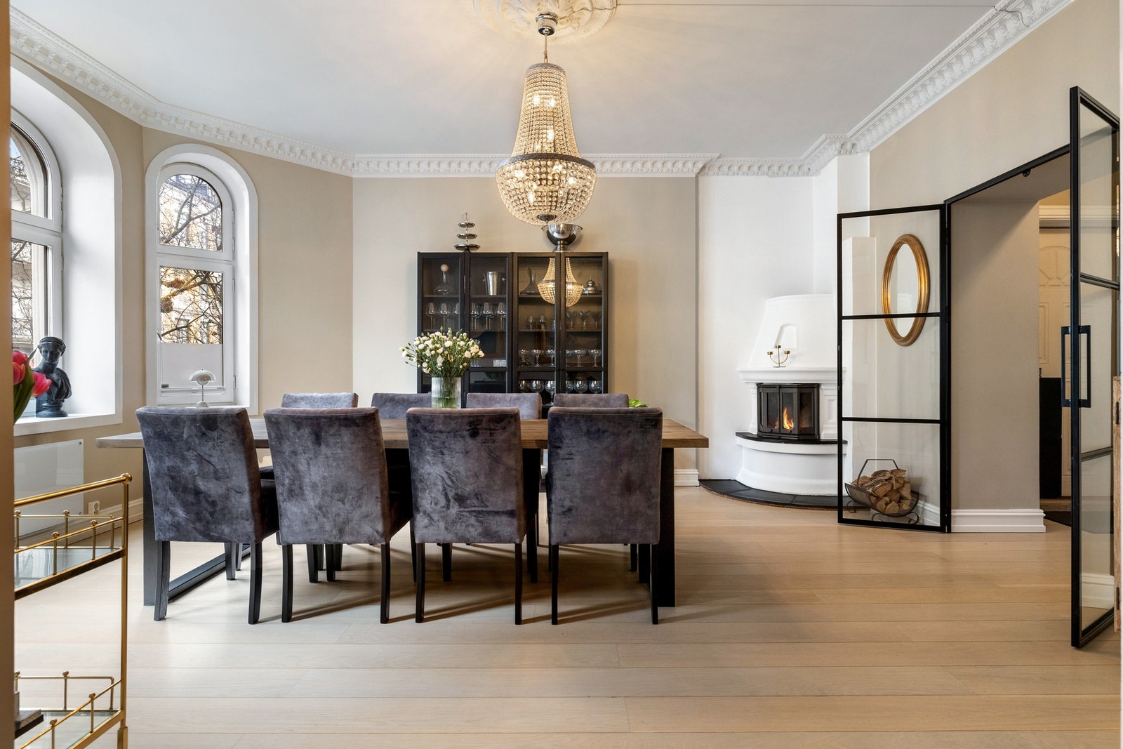 Her har vi gleden av å presentere en gjennomført og innholdsrik leilighet med høy standard og klassiske detaljer, beliggende i en velholdt bygård med attraktiv beliggenhet på Frogner. Galleribilde