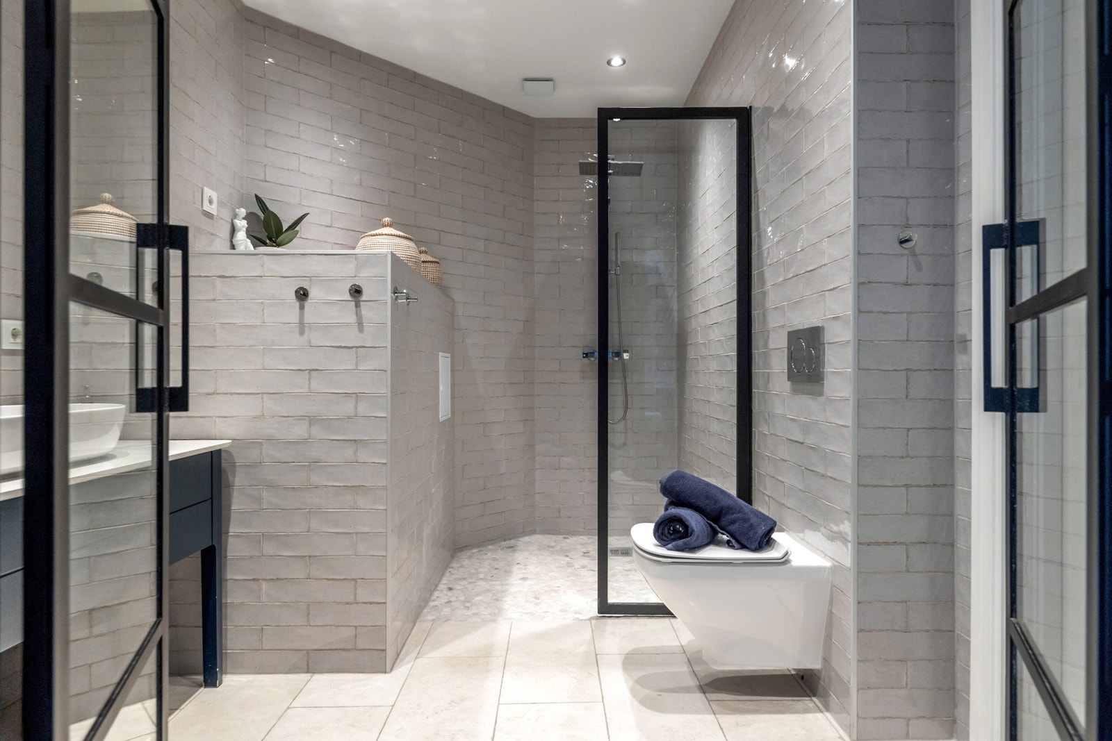 Rommet er flislagt med lyse fliser og utstyrt med downlights i taket. Galleribilde