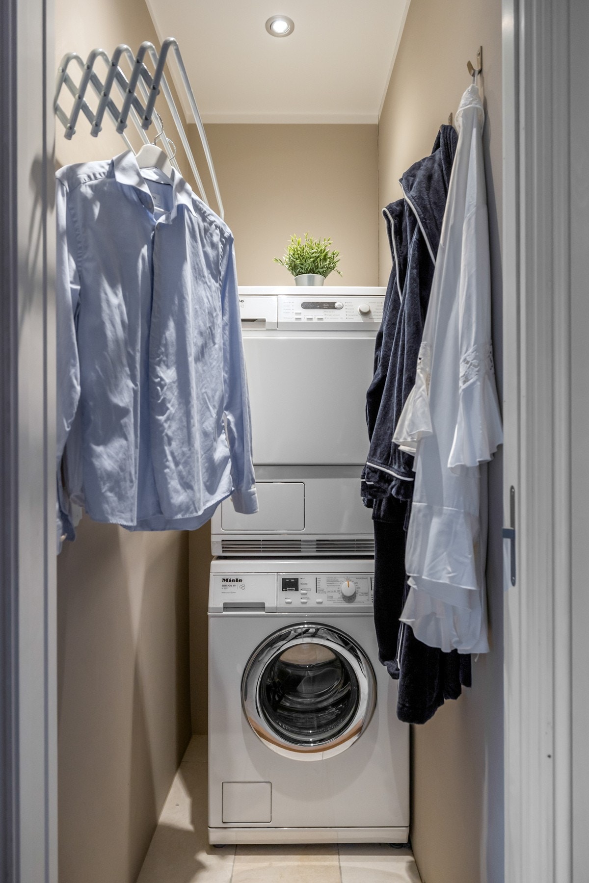 I tilknytning til hovedsoverommet er det også et eget kott med oppbevaringsplass, samt opplegg for vaskemaskin og tørketrommel. Galleribilde