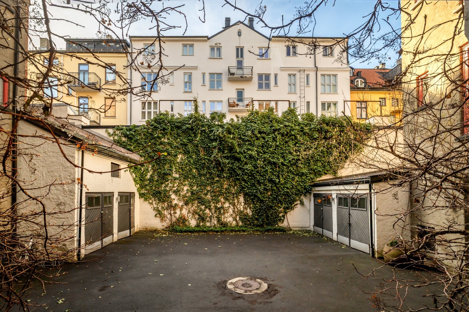 Sameiet disponerer fire garasjer. Tildeling av garasje går på ansiennitet. Dagens eiere leier en garasje, og det er p.t. ingen i kø på garasjeplass. Galleribilde