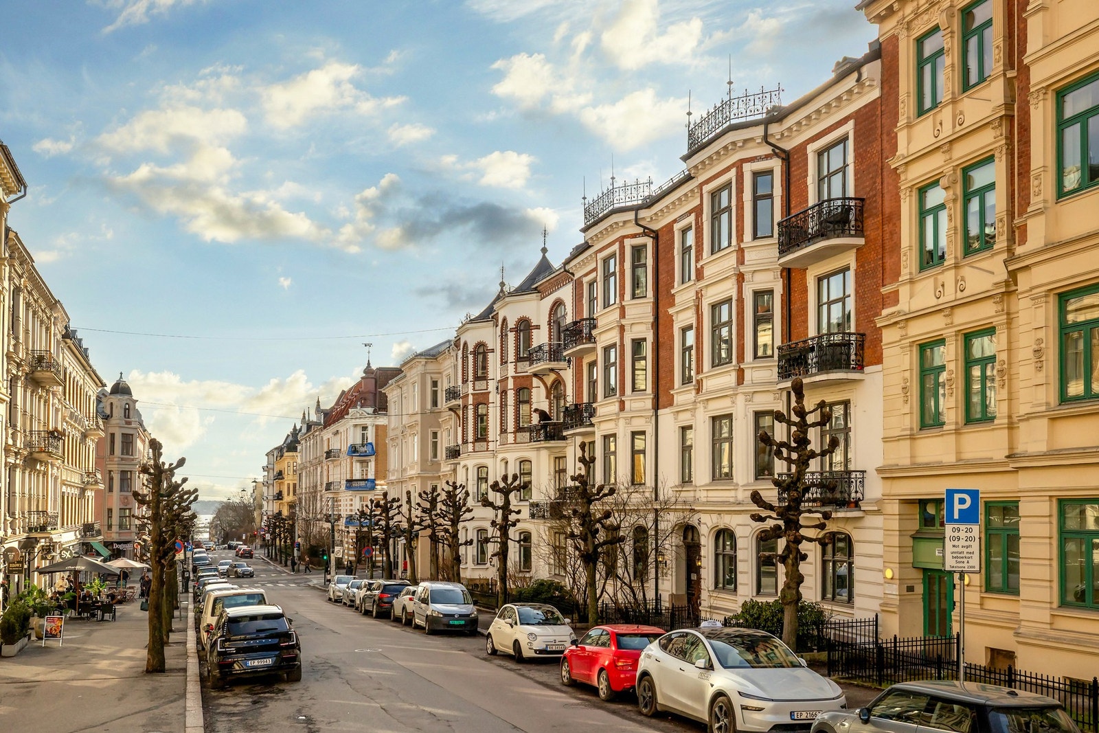 Eiendommen ligger i et attraktivt boligområde på Frogner i Oslo. Stedet er kjent for sin kombinasjon av historisk sjarm og moderne bekvemmeligheter. Galleribilde