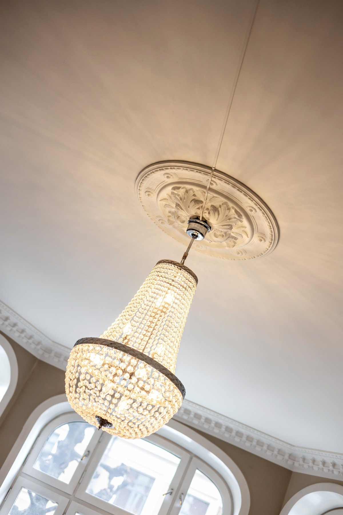 Stukkatur, rosett og god takhøyde gir et klassisk uttrykk. Galleribilde