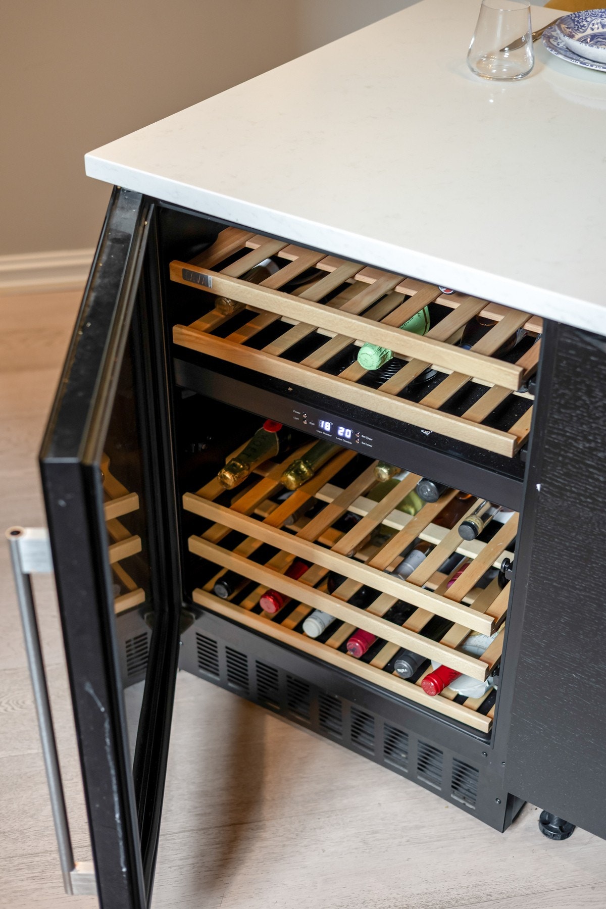 Kjøkkenet er utstyrt med integrerte hvitevarer, inkludert vinskap. Galleribilde