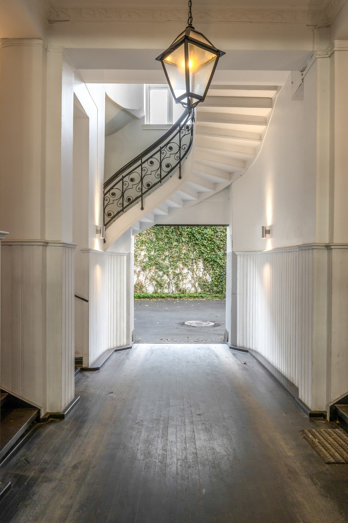 Leiligheten har adkomst via en hyggelig og klassisk oppgang med fine detaljer som gir et godt førsteinntrykk. Galleribilde