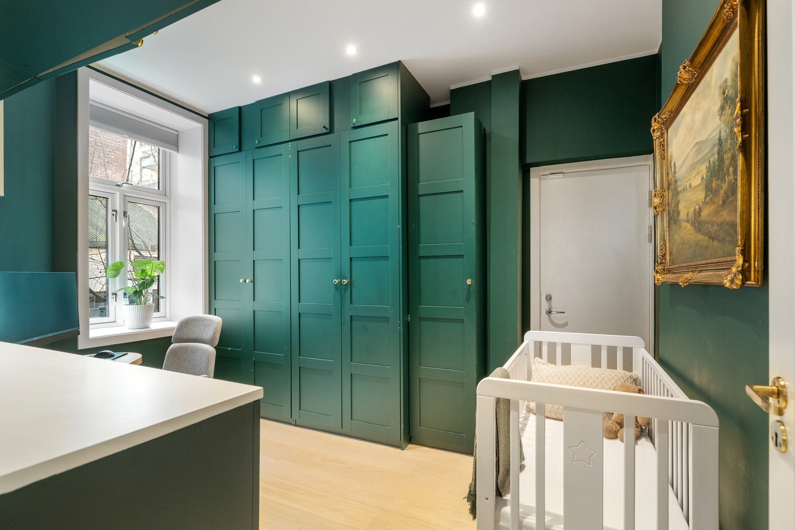 Leilighetens andre soverom har en god størrelse og fremstår som praktisk innredet. Rommet er utstyrt med plassbygde garderobeskap som gir rikelig med oppbevaringsplass. Galleribilde