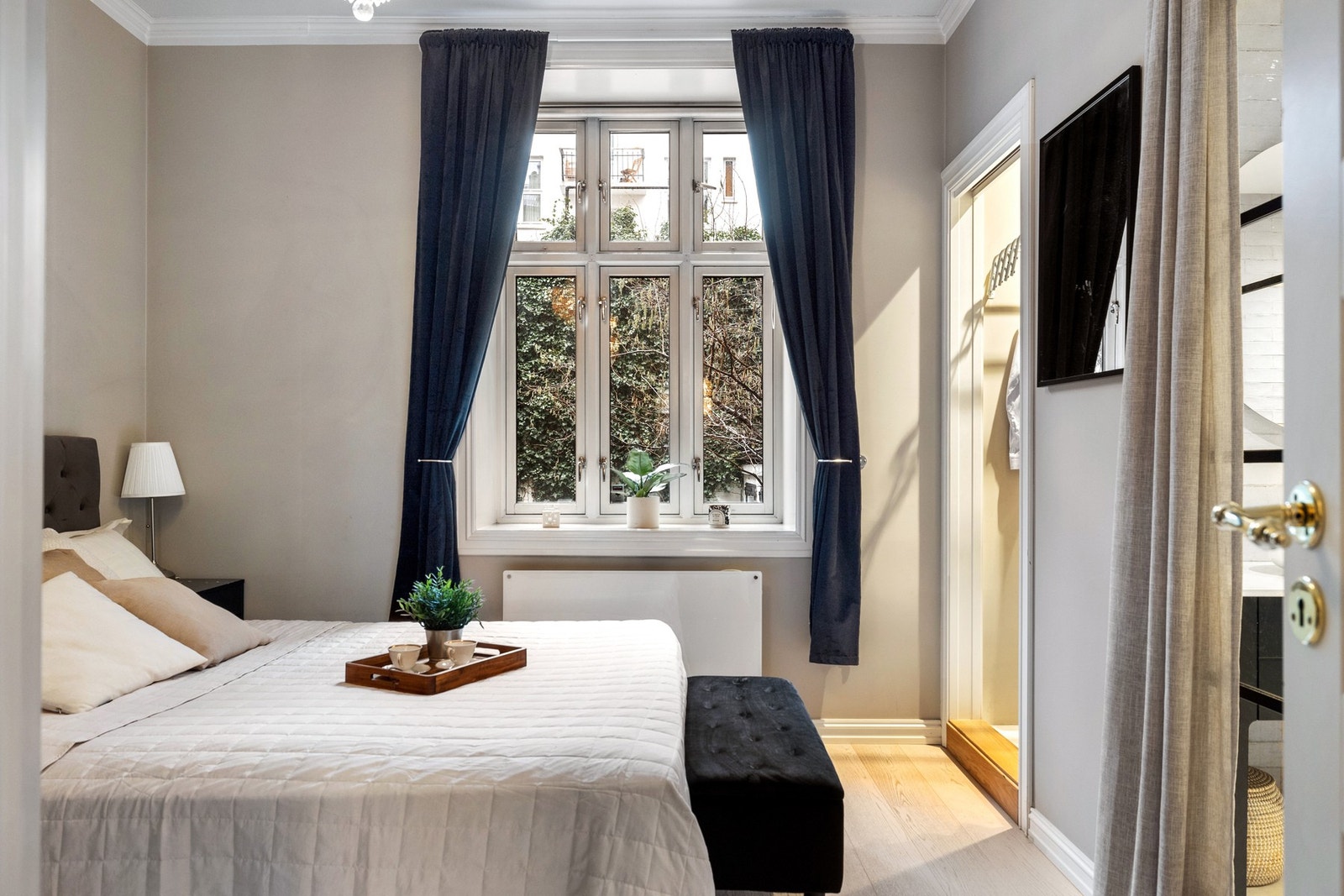 Hovedsoverommet har god plass til dobbeltseng med tilhørende nattbord. Galleribilde