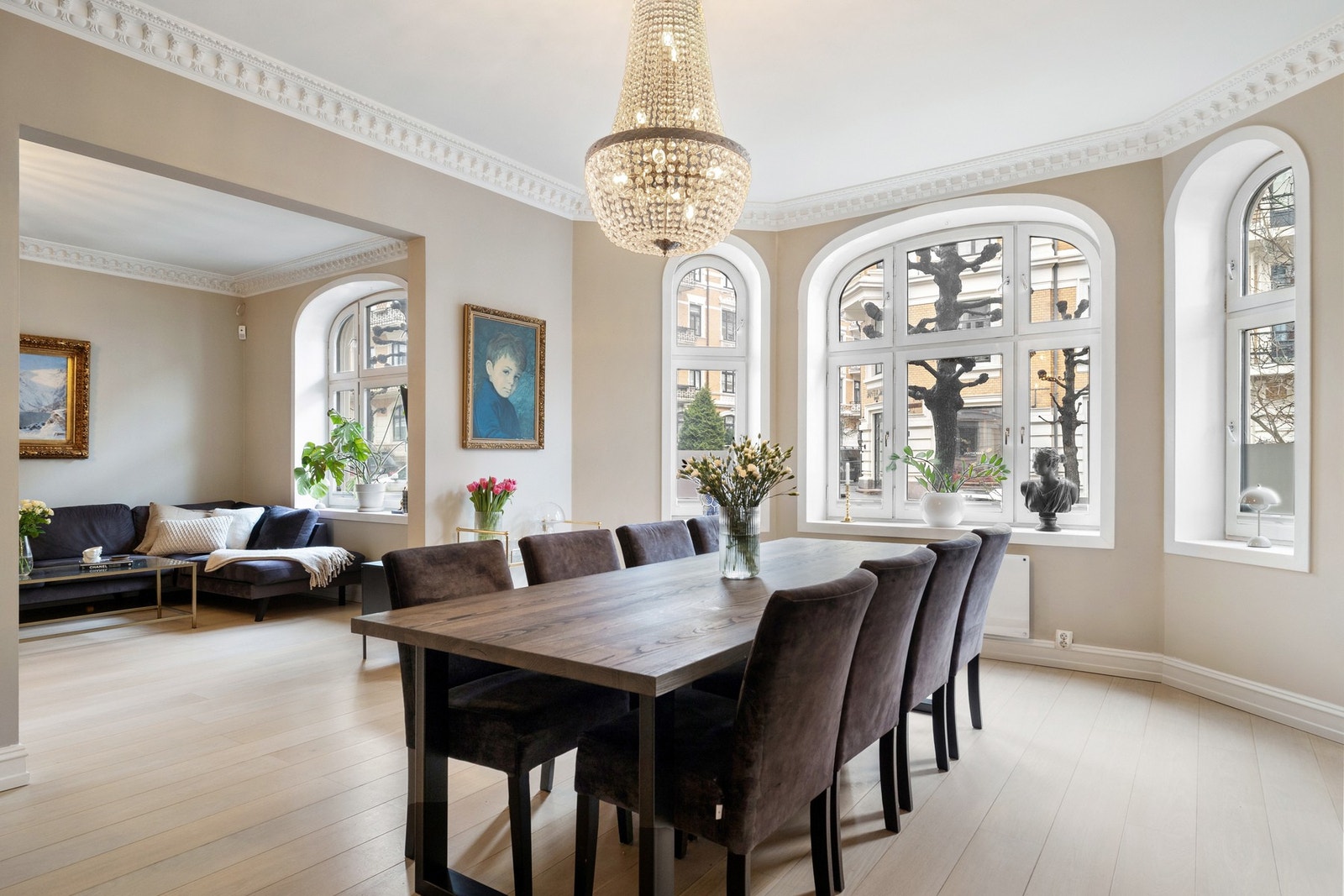 Spisestuen er av god størrelse, med klassiske detaljer som stukkatur og rosetter. Galleribilde