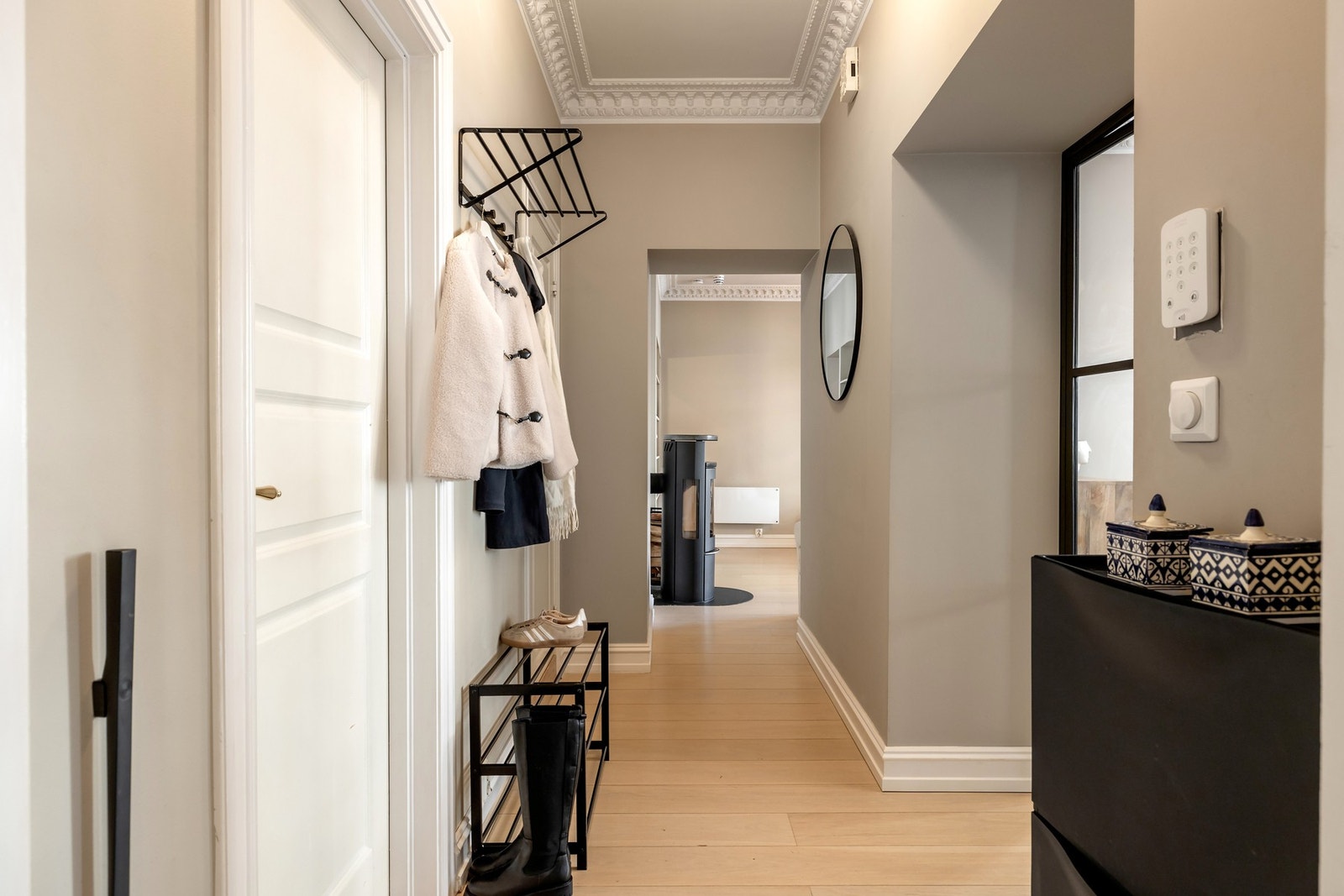 Entréen fremstår som lys og innbydende med god plass til oppheng av yttertøy og sko. Galleribilde