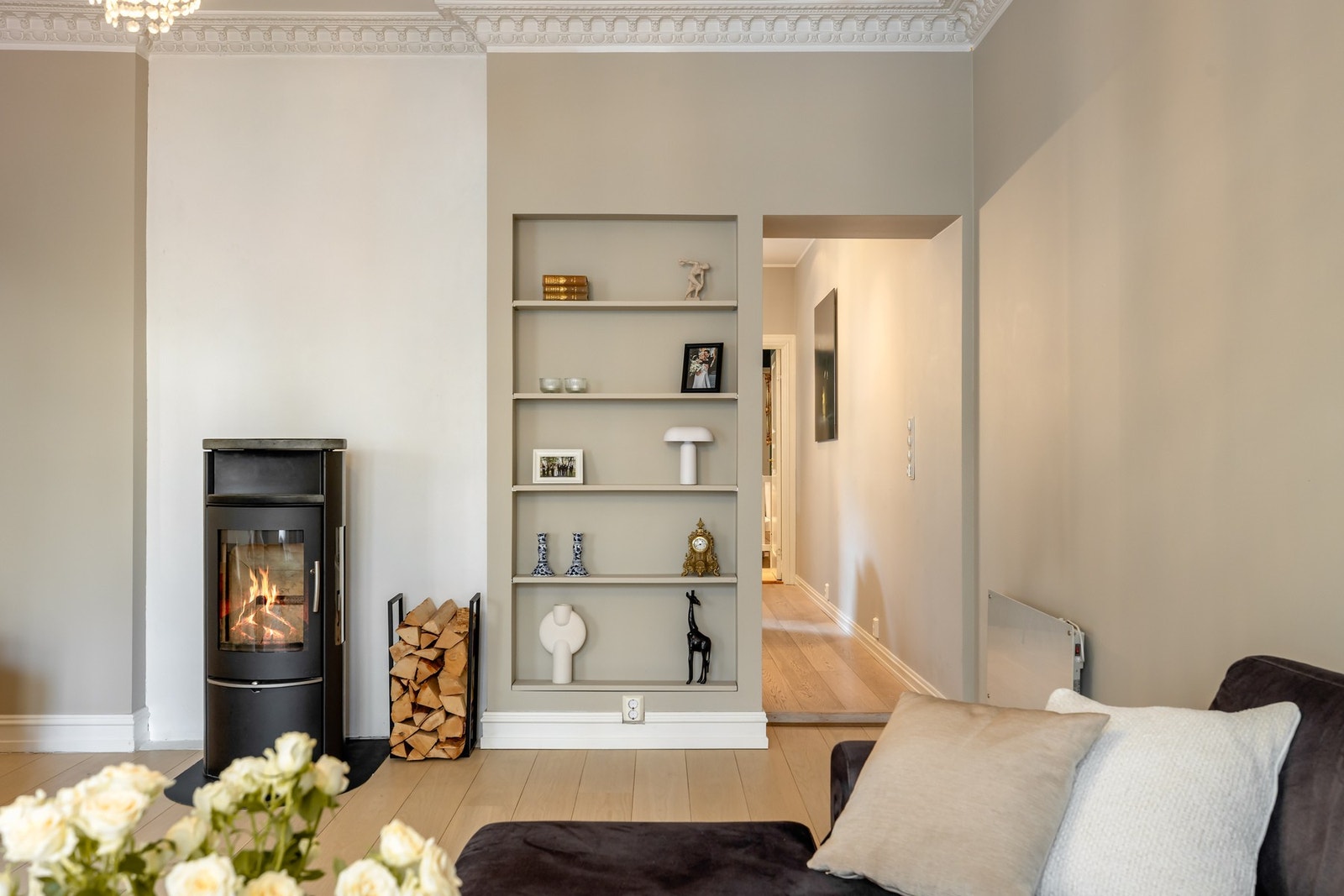 Peis og innebygget bokhylle gir en lun følelse. Galleribilde
