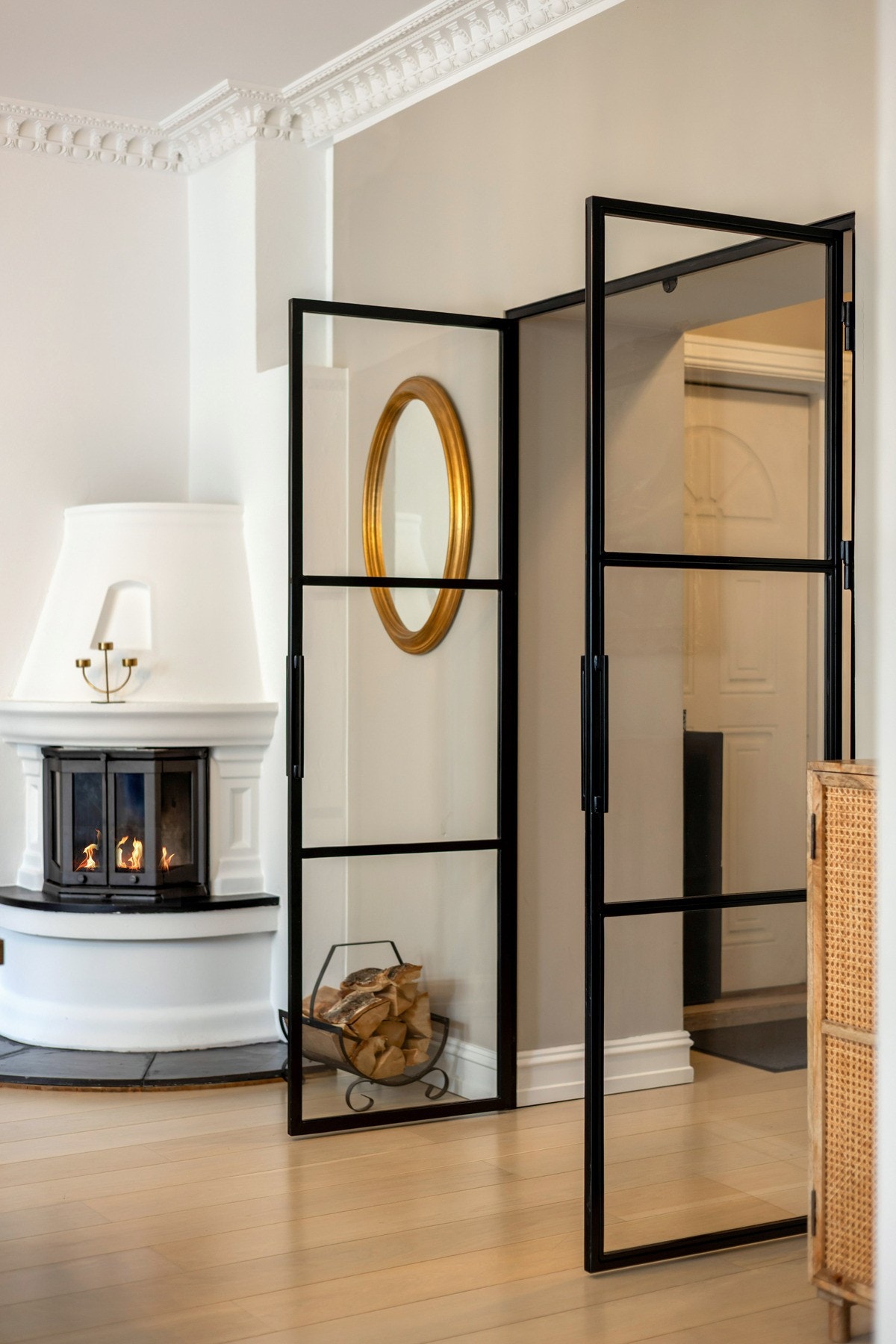 Her får du peis og moderne smijernsdører. Galleribilde