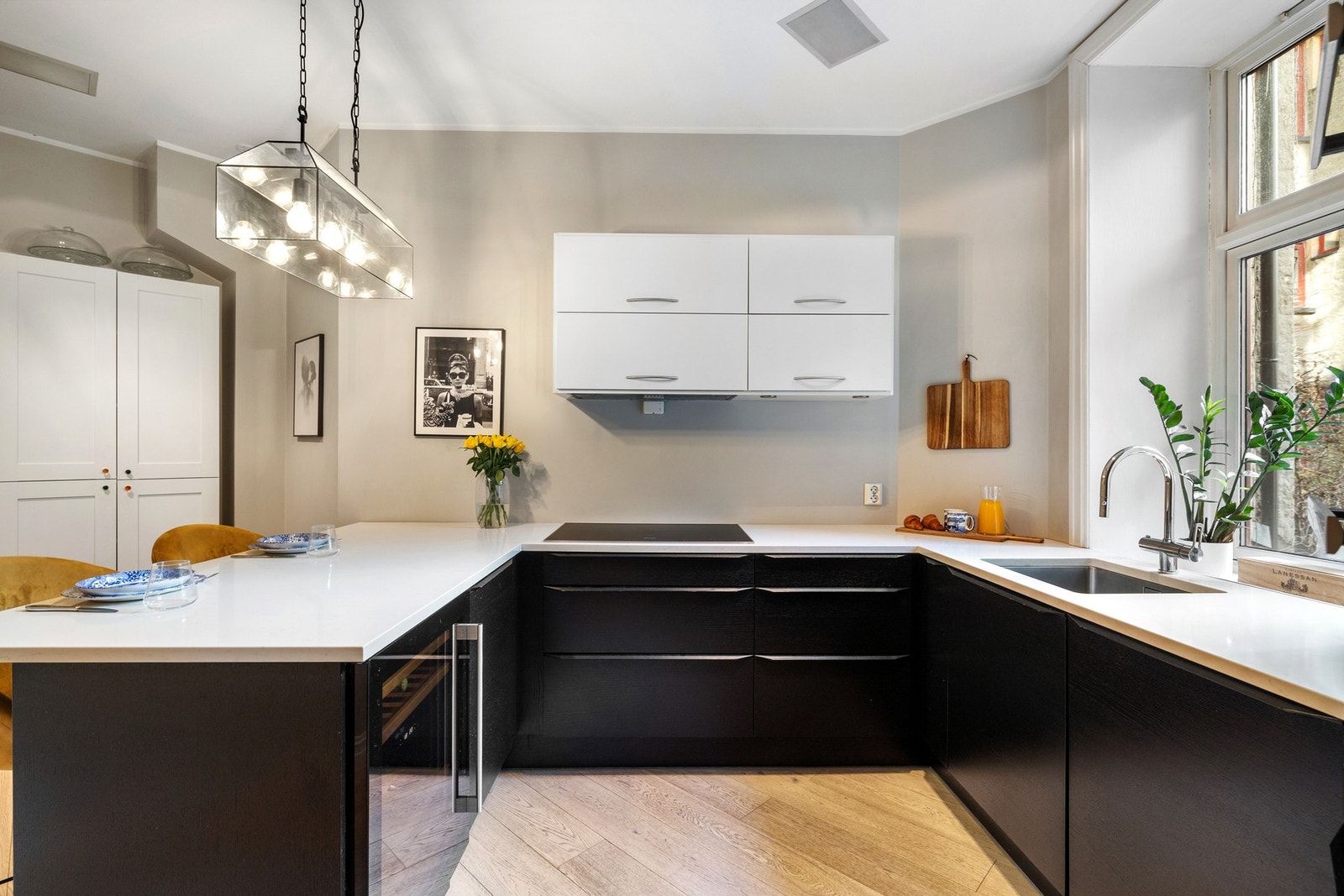 Kjøkkenet har en stilren innredning fra HTH med mørke fronter og lys benkeplate i komposittstein. Galleribilde