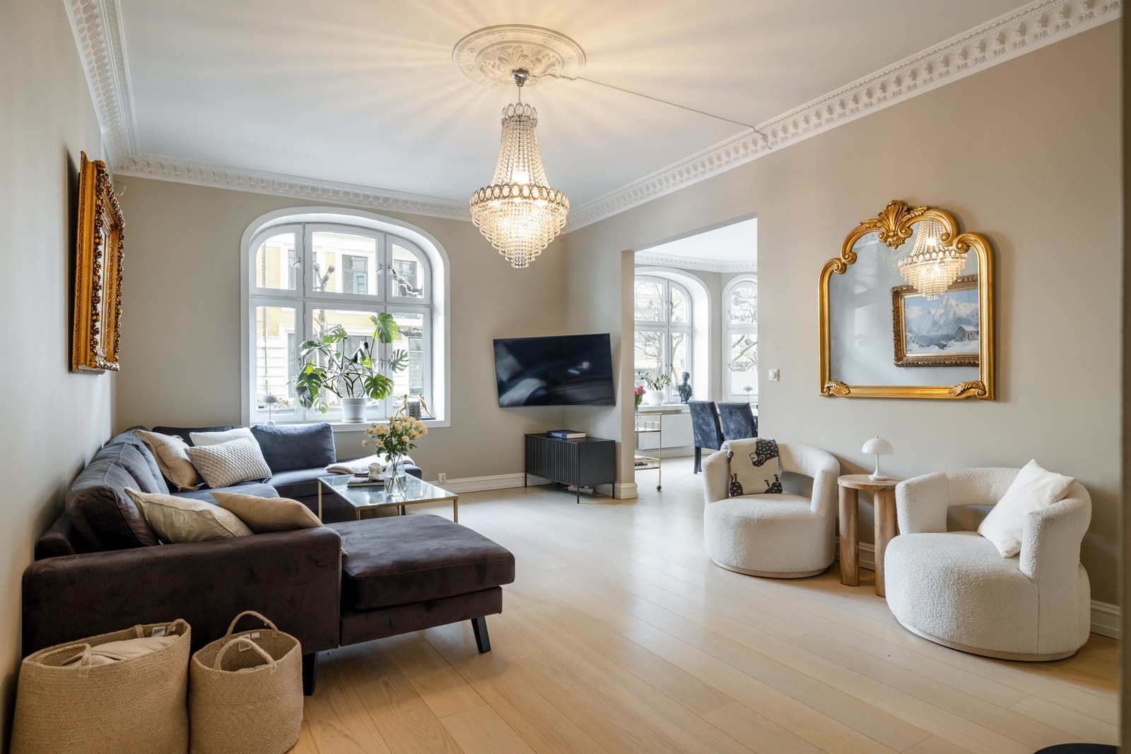 Stuen er romslig og innbydende, med god plass til både sofagruppe og øvrig møblement. Galleribilde