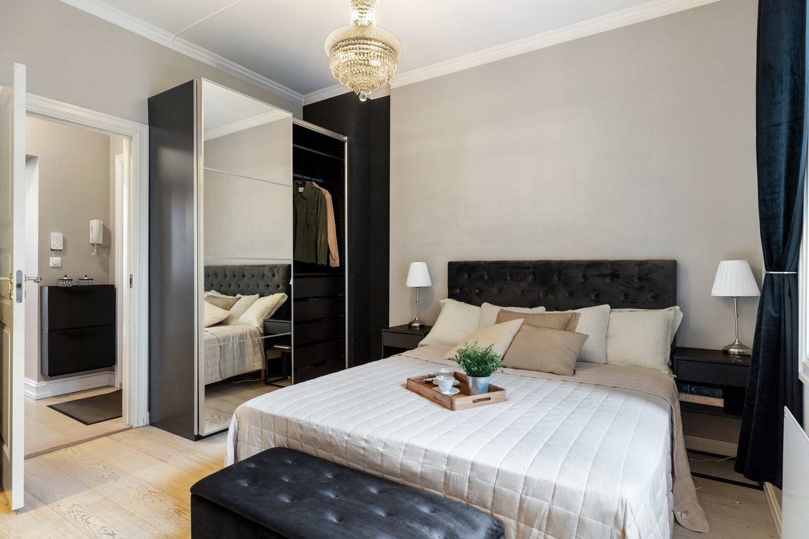 Rommet er innredet med skyvedørsgarderobe med speilfronter som gir gode oppbevaringsmuligheter. Galleribilde