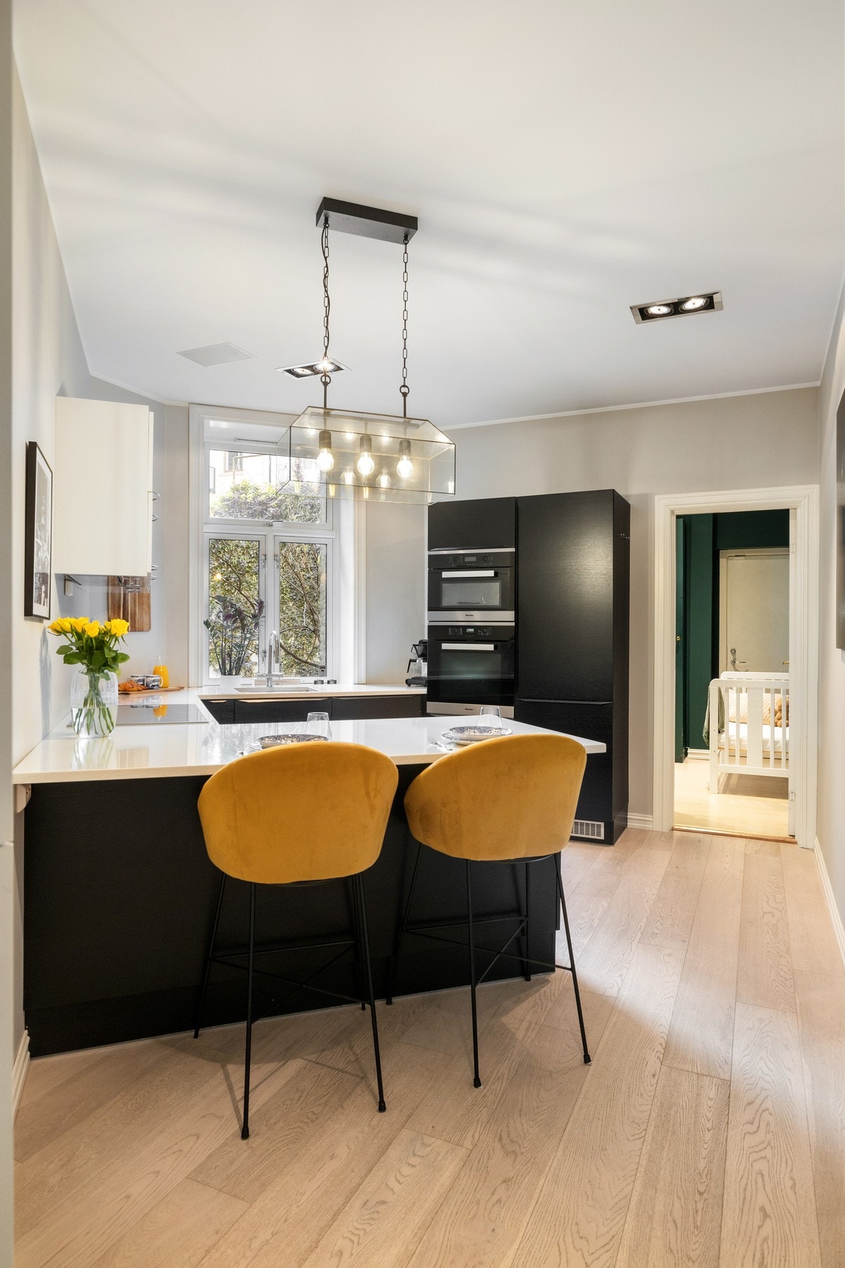 Kjøkkenet har en praktisk løsning som gjør det godt egnet til både matlaging og sosiale sammenkomster. Galleribilde