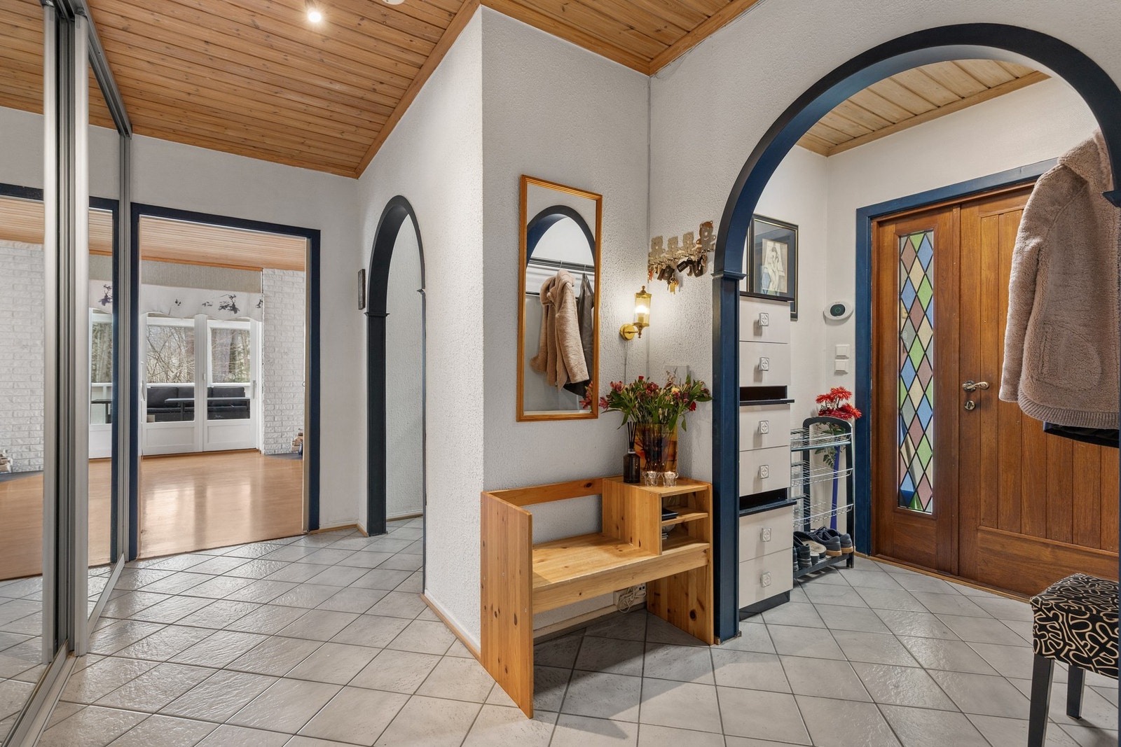 Entré/gang med flislagt gulv, murpuss på vegger og panel i himling Galleribilde