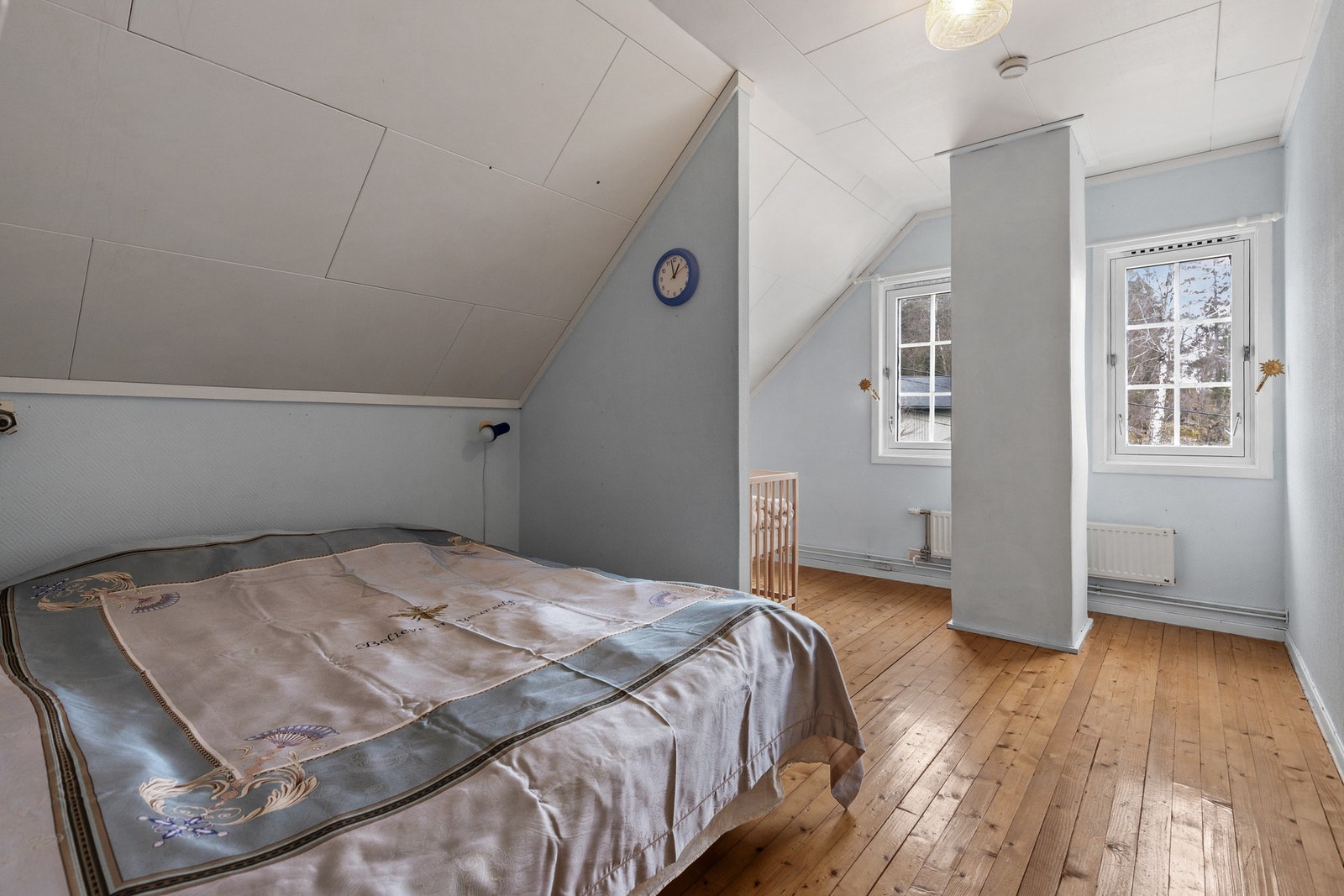 Boligen har ytterligere to soverom i 2. etasje Galleribilde
