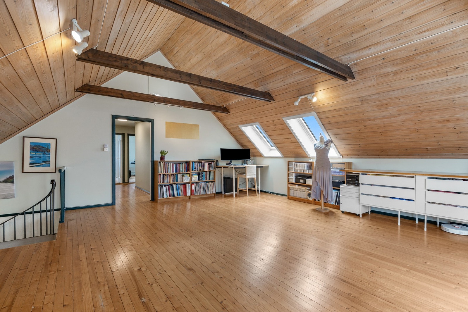 Rommet har tregulv, malte vegger og panel i himling Galleribilde
